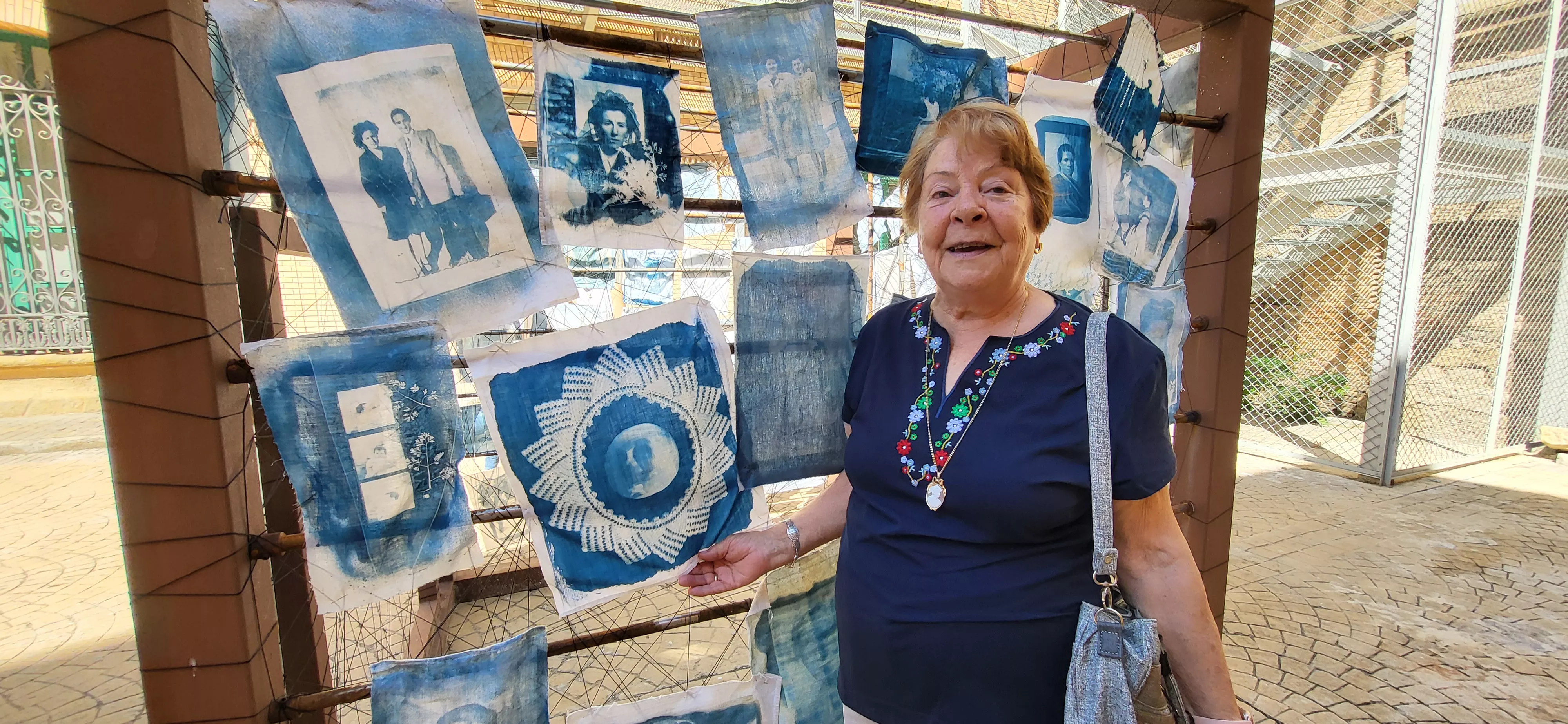 Pilar junto a la obra que recoge una fotografía del día de su boda. Foto Mercedes Manterola