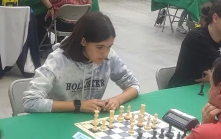 Ainhoa durante una partida de ajedrez en el Memorial de David Lafarga.