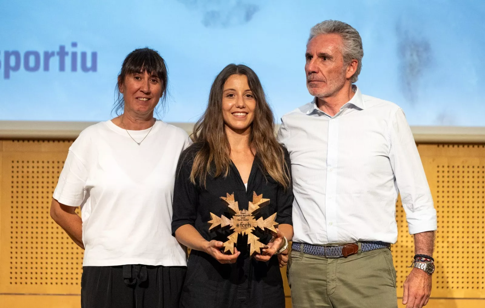 Nuria Castán recoge el galardón de la federación catalana.