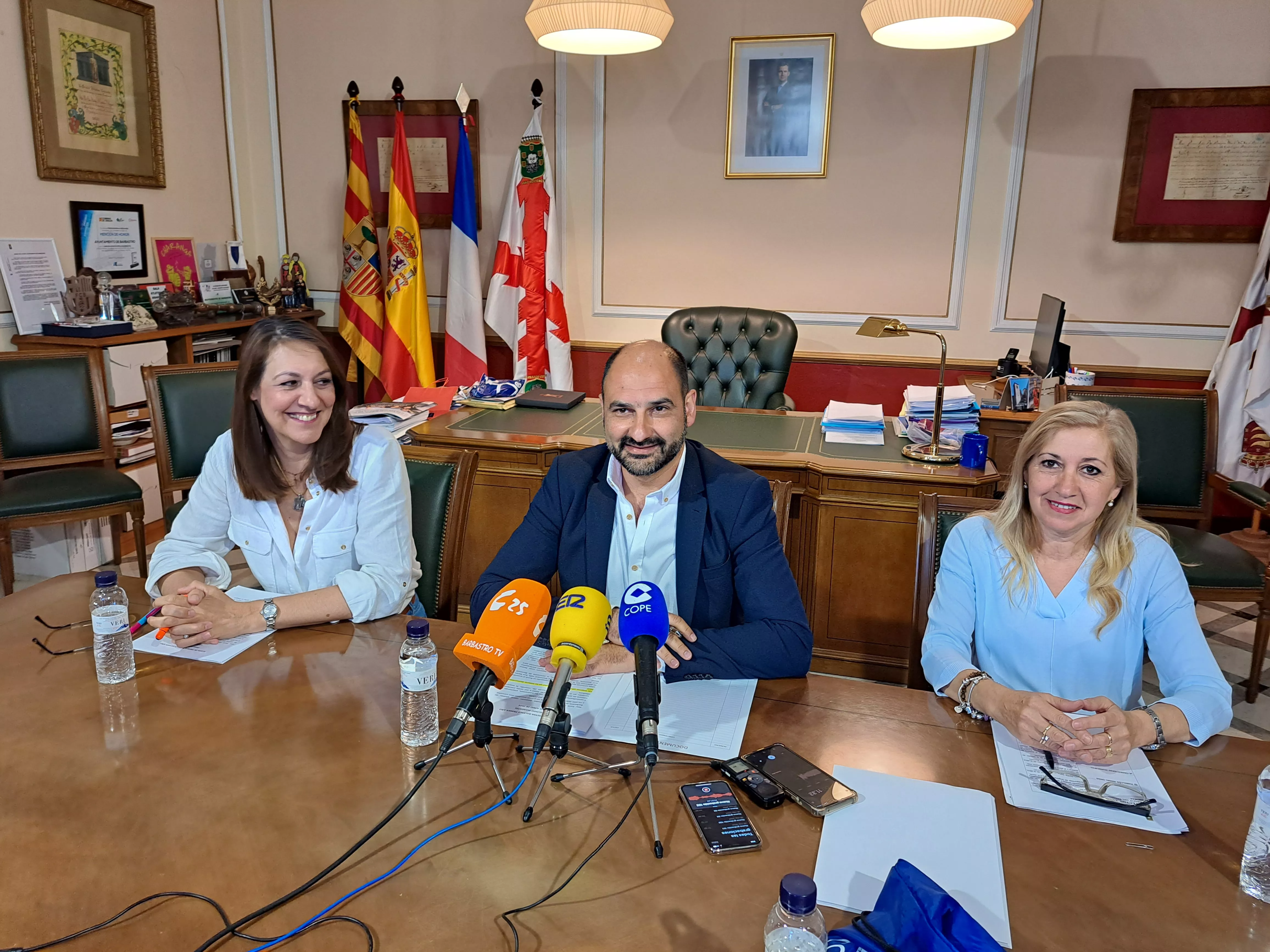 Blanca Galindo, Fernando Torres y Ana Barón en el balance anual del Ayuntamiento de Barbastro