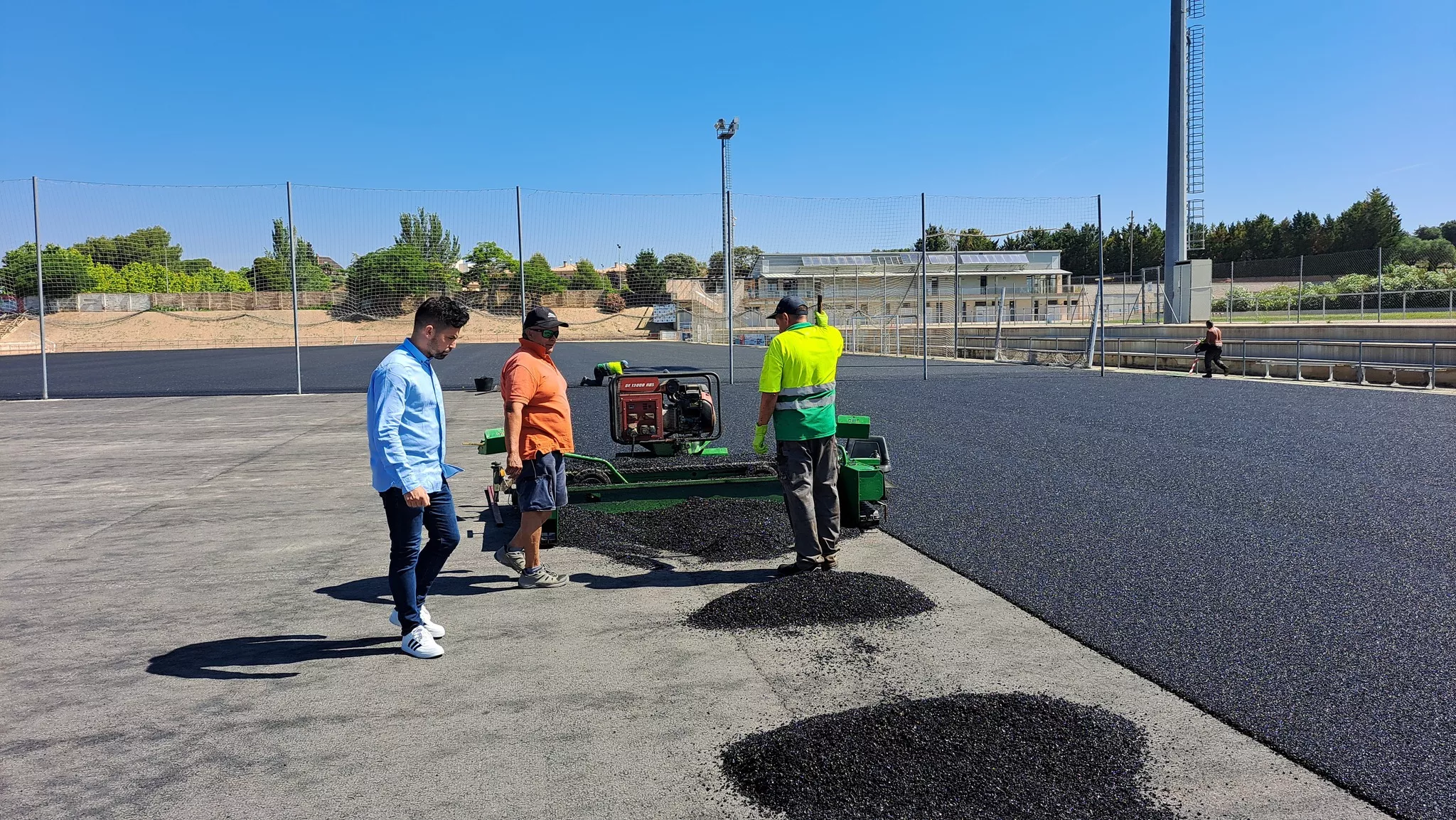 Francisco Albert, concejal de Deportes del Ayuntamiento de Barbastro, visita las obras del campo de fútbol. 