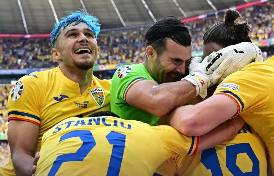 Andrei Ratiu, con el pelo teñido de azul, celebra un gol de Rumanía. Foto: X @EURO2024