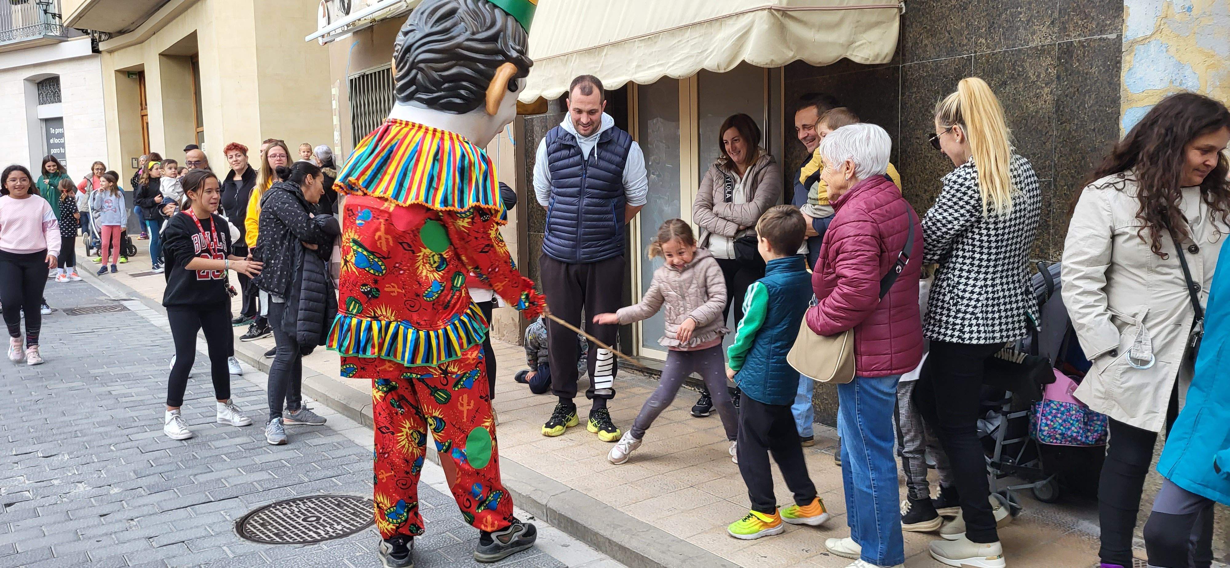  Primera salida del Payaso y la Abueleta por el barrio de San Martín . Foto: M. Manterola