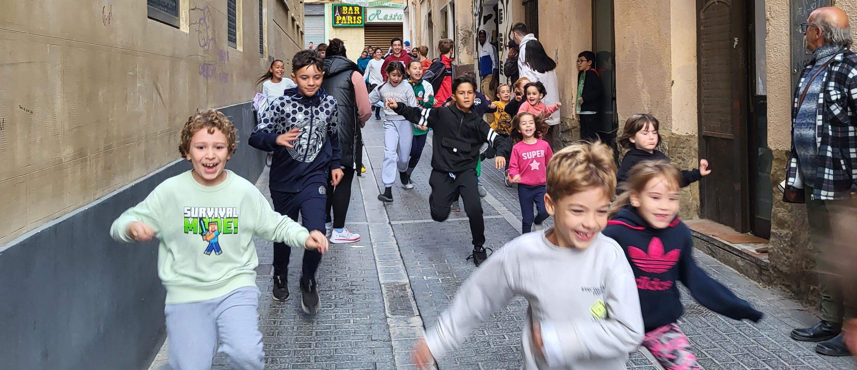  Primera salida del Payaso y la Abueleta por el barrio de San Martín . Foto: M. Manterola