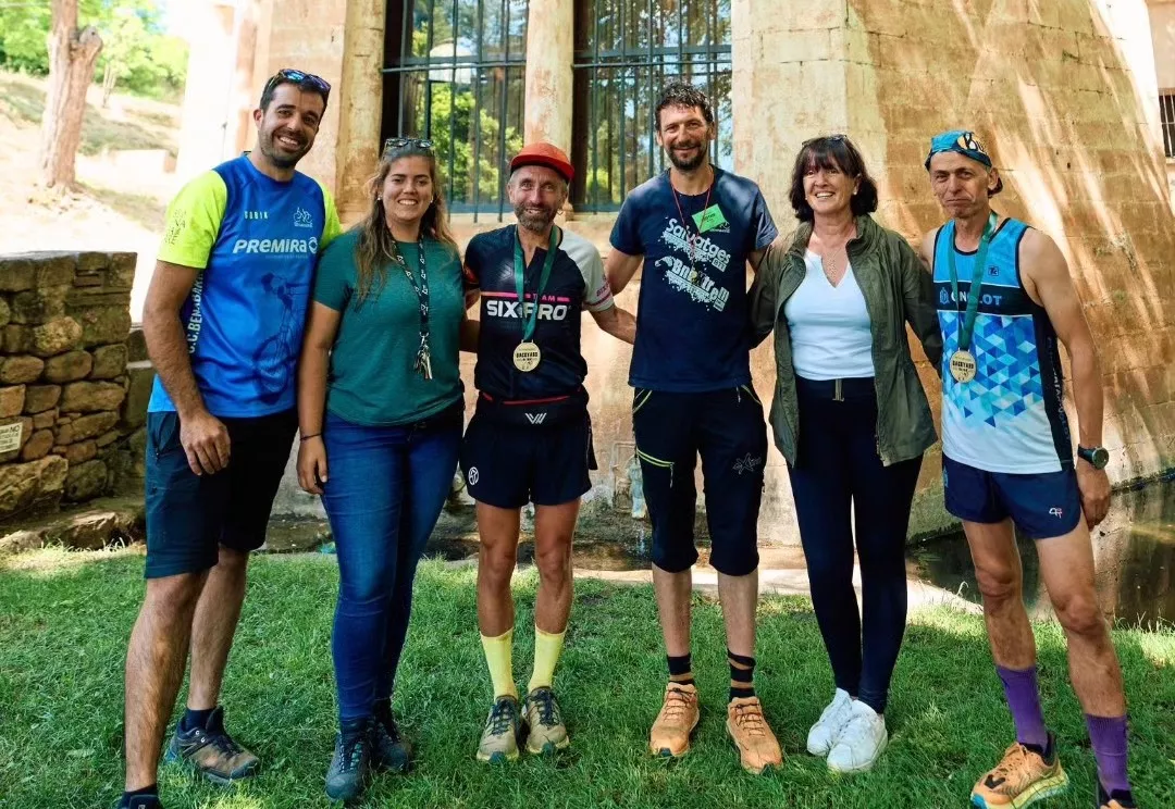José Manuel Ruiz, ganador de la backyard de Benabarre, en la entrega de trofeos. La clave del éxito de la Backyard Benabarre: "Convertirla en una fiesta". Foto: Mario Gascón