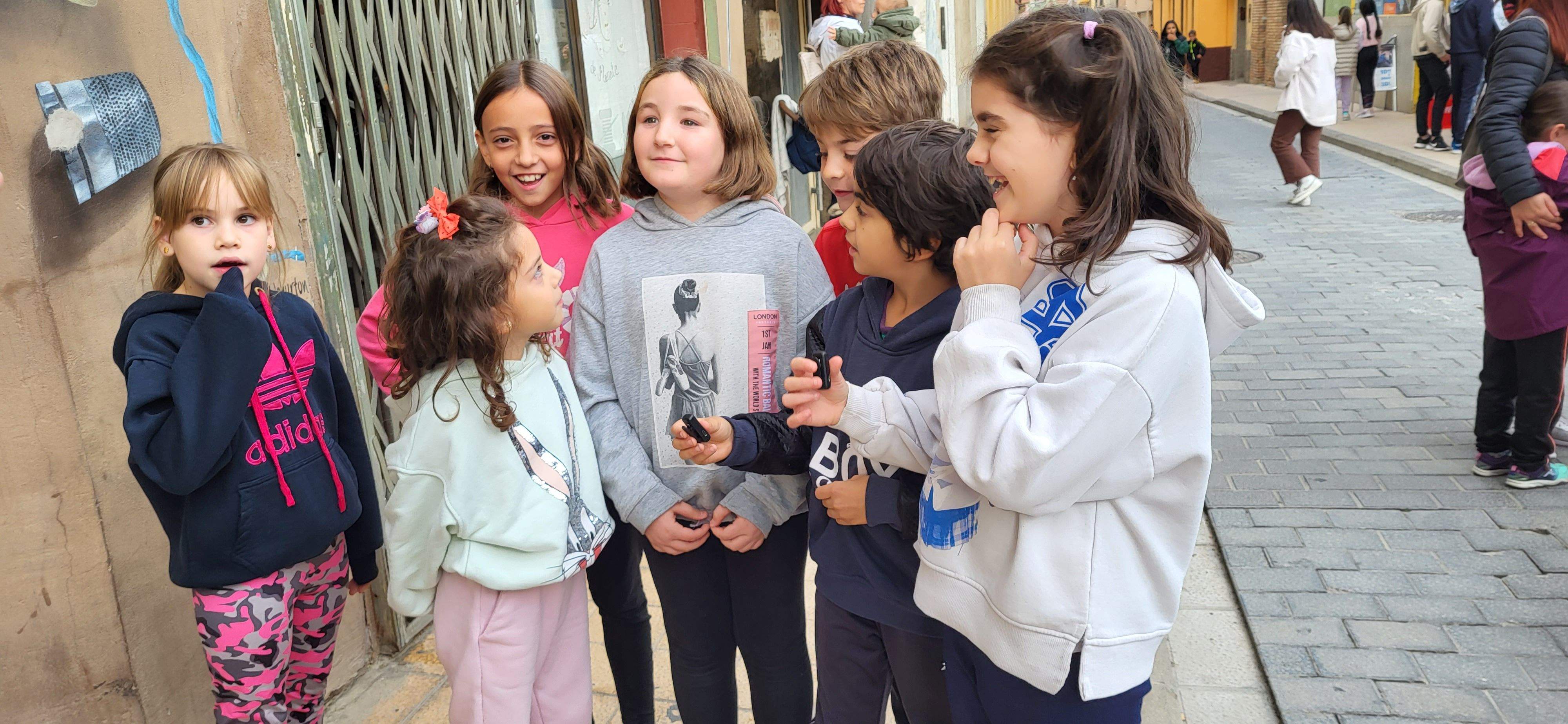  Primera salida del Payaso y la Abueleta por el barrio de San Martín . Foto: M. Manterola