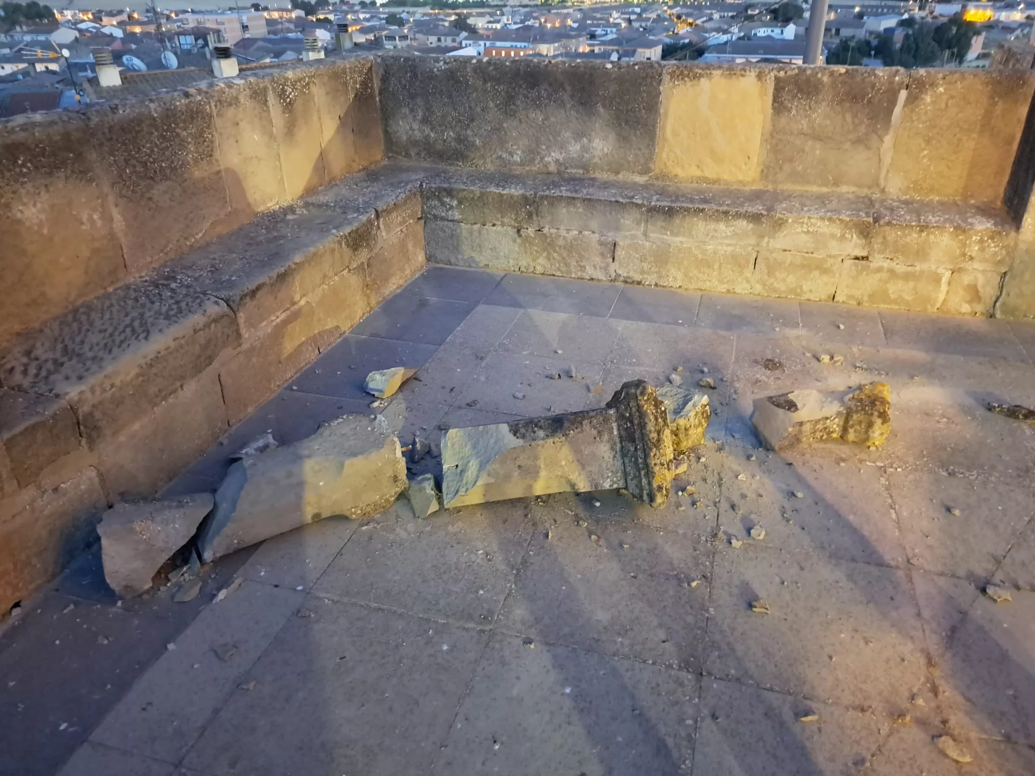La cruz de la ermita de la Virgen de la Corona, destrozada