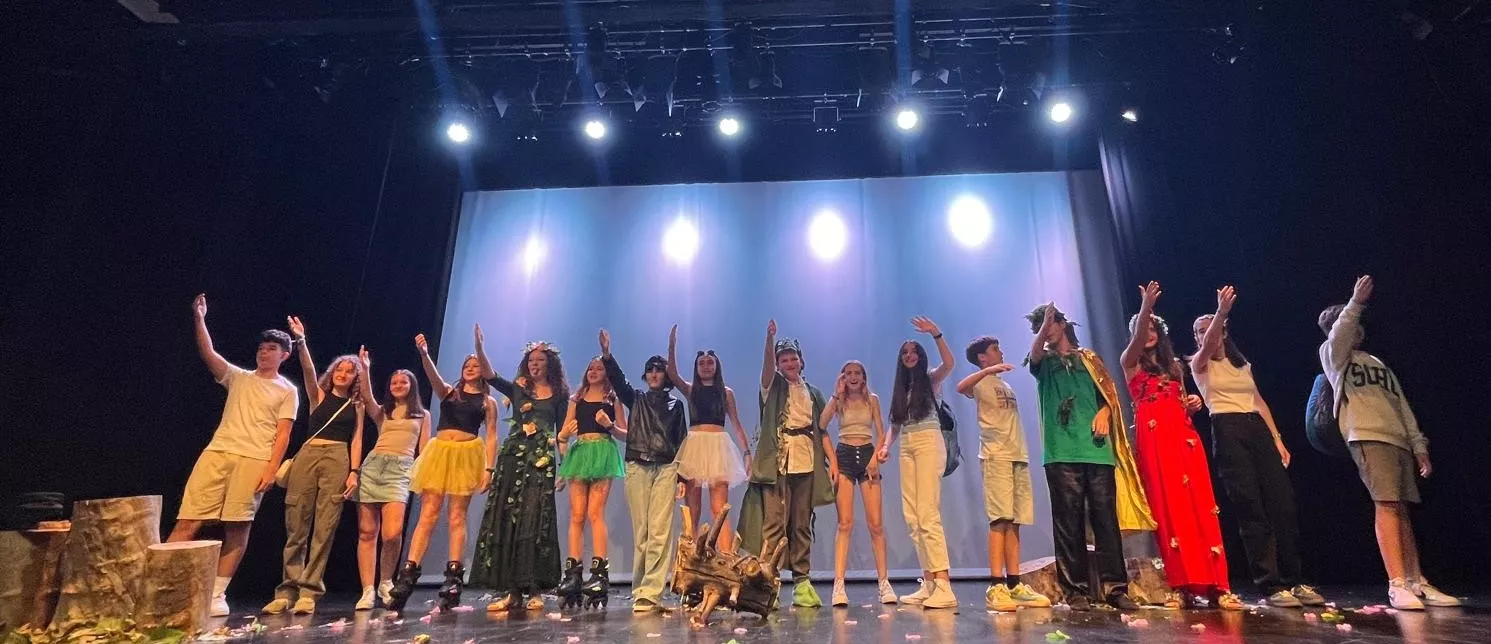 Actuación de La ventana teatro con la obra Pun(n)ck en la Muestra de Teatro y Danza Joven. Foto Mercedes Manterola