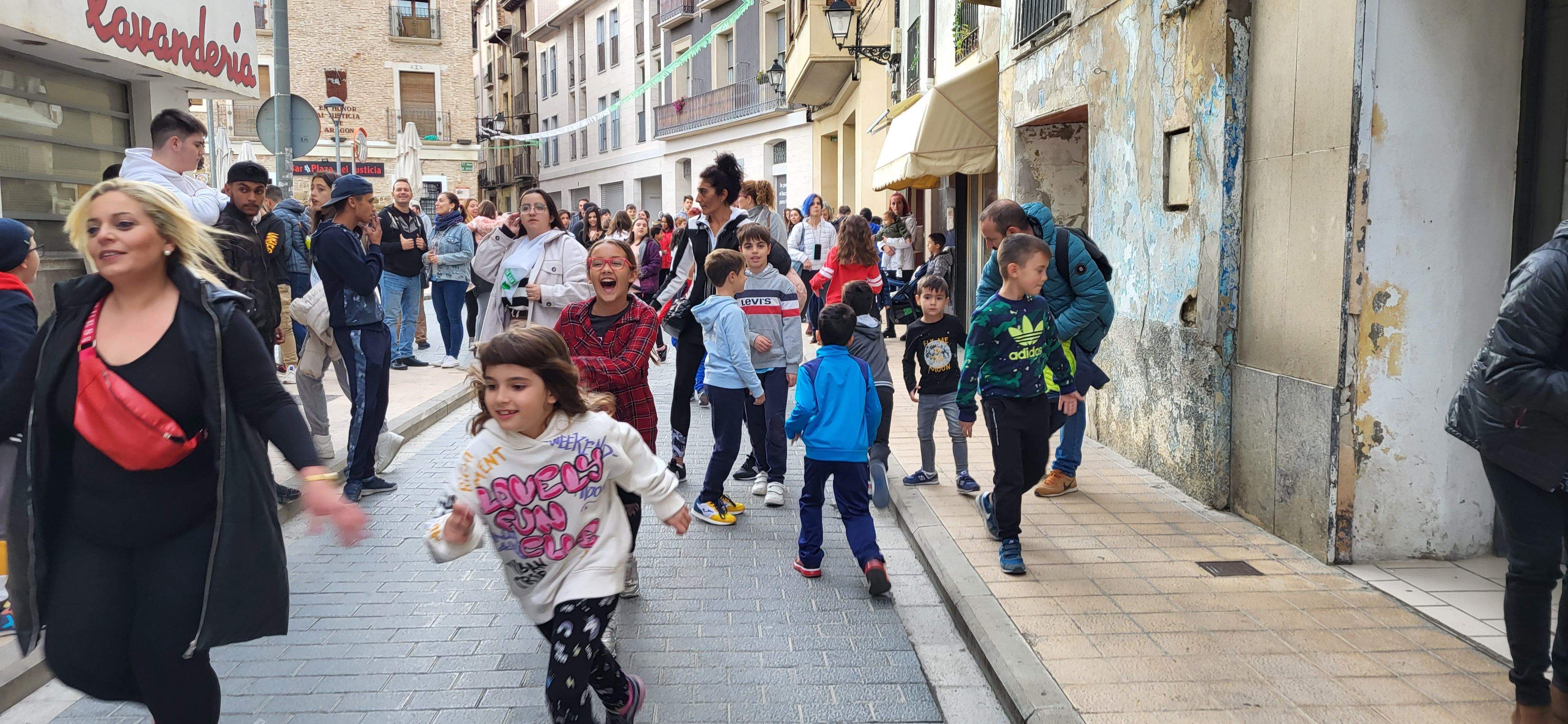  Primera salida del Payaso y la Abueleta por el barrio de San Martín . Foto: M. Manterola