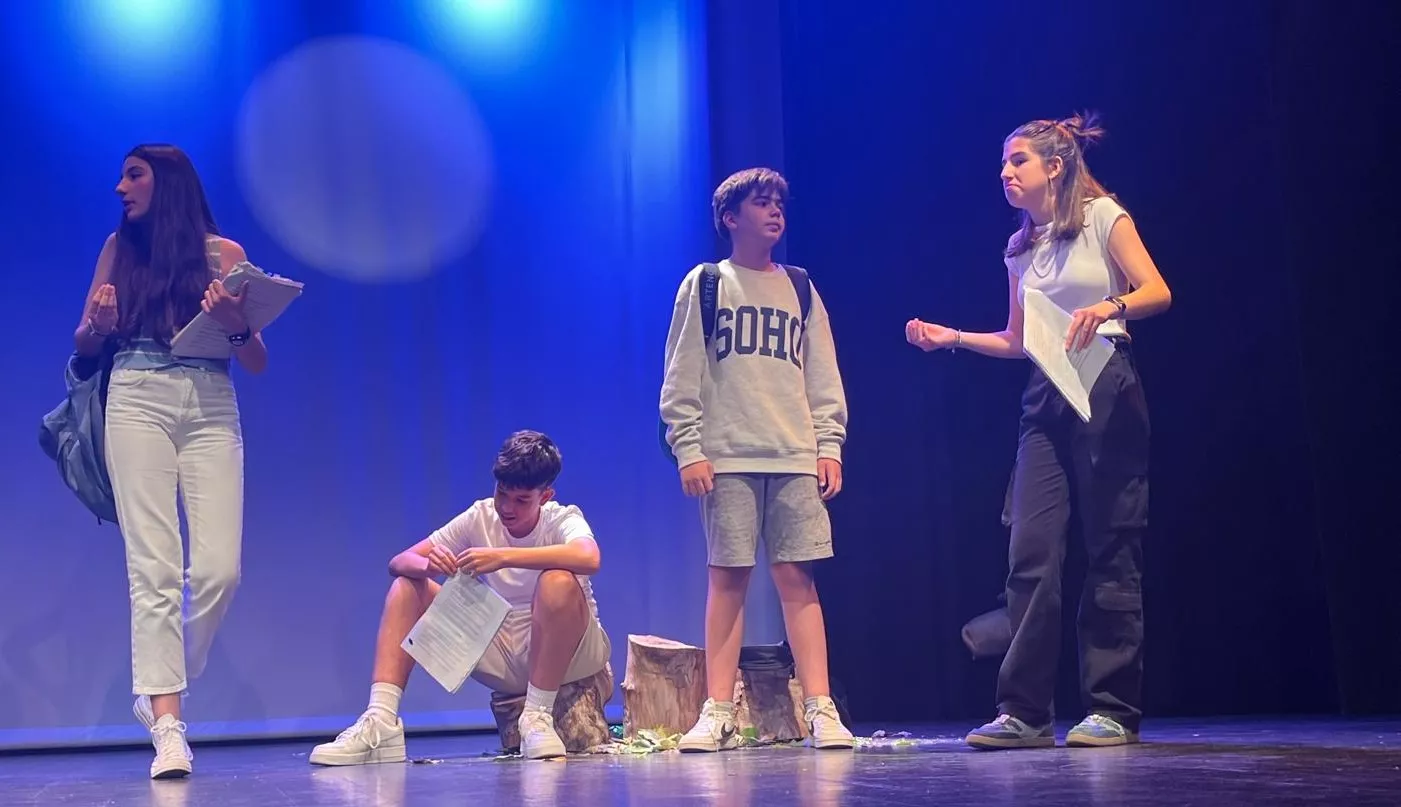 Actuación de La ventana teatro con la obra Pun(n)ck en la Muestra de Teatro y Danza Joven. Foto Mercedes Manterola