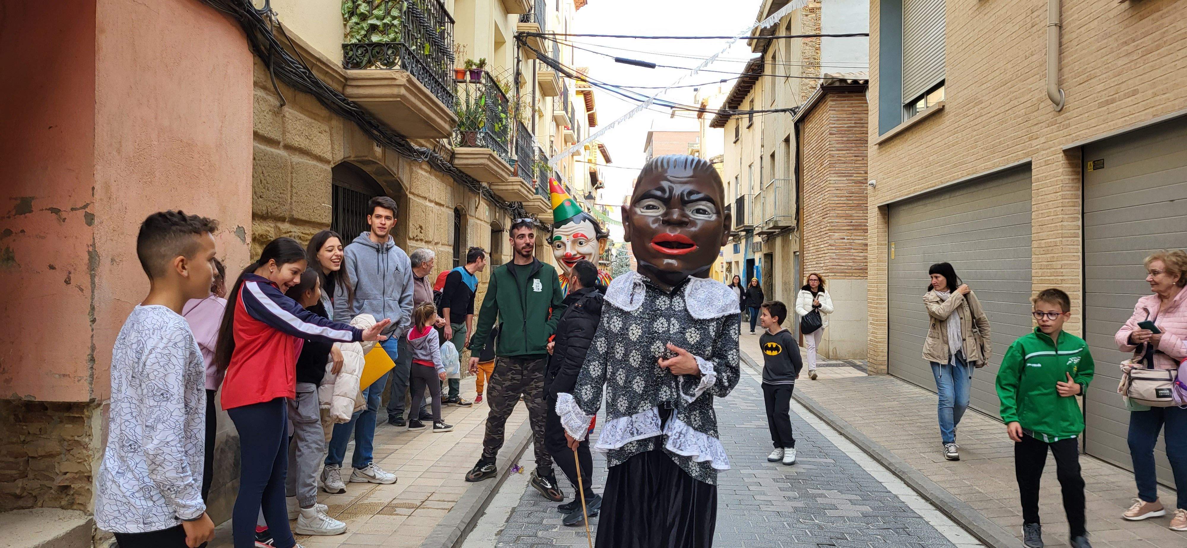  Primera salida del Payaso y la Abueleta por el barrio de San Martín . Foto: M. Manterola