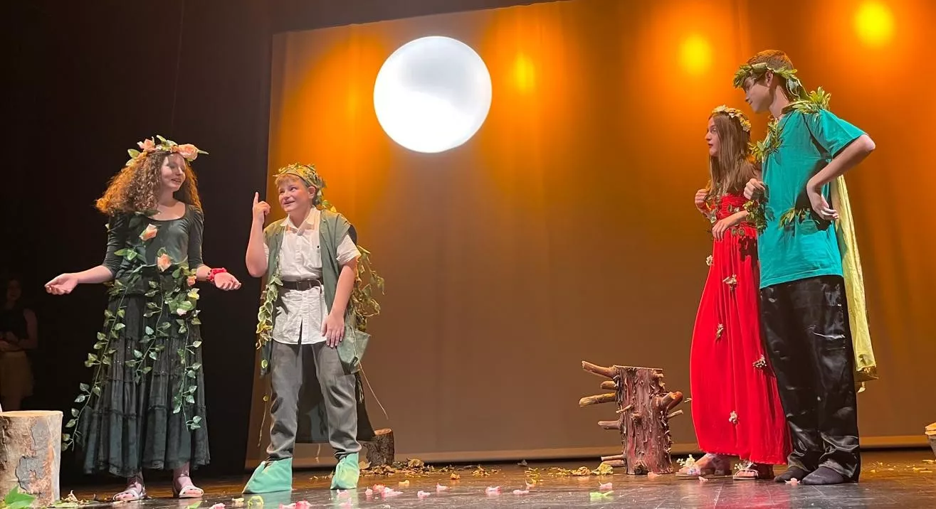 Actuación de La ventana teatro con la obra Pun(n)ck en la Muestra de Teatro y Danza Joven. Foto Mercedes Manterola