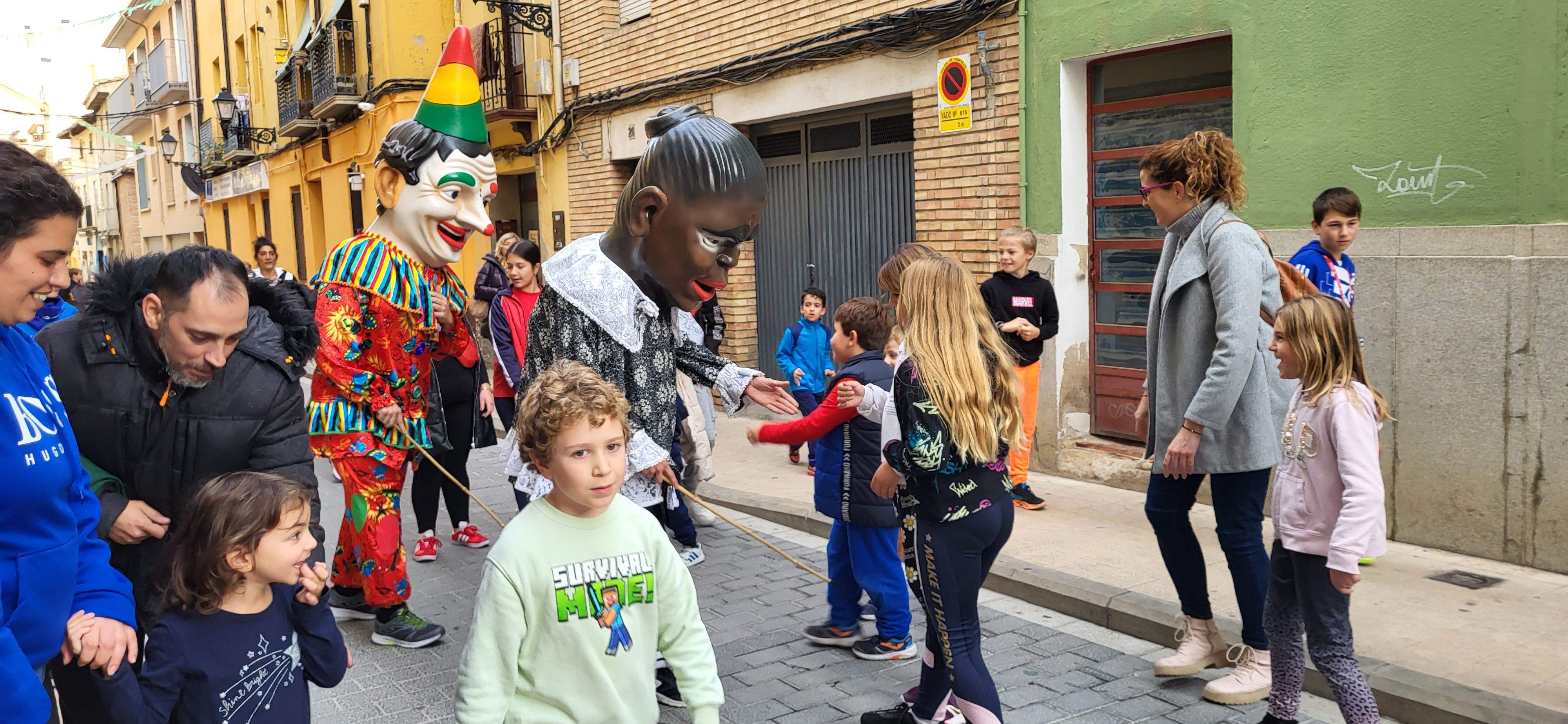  Primera salida del Payaso y la Abueleta por el barrio de San Martín . Foto: M. Manterola