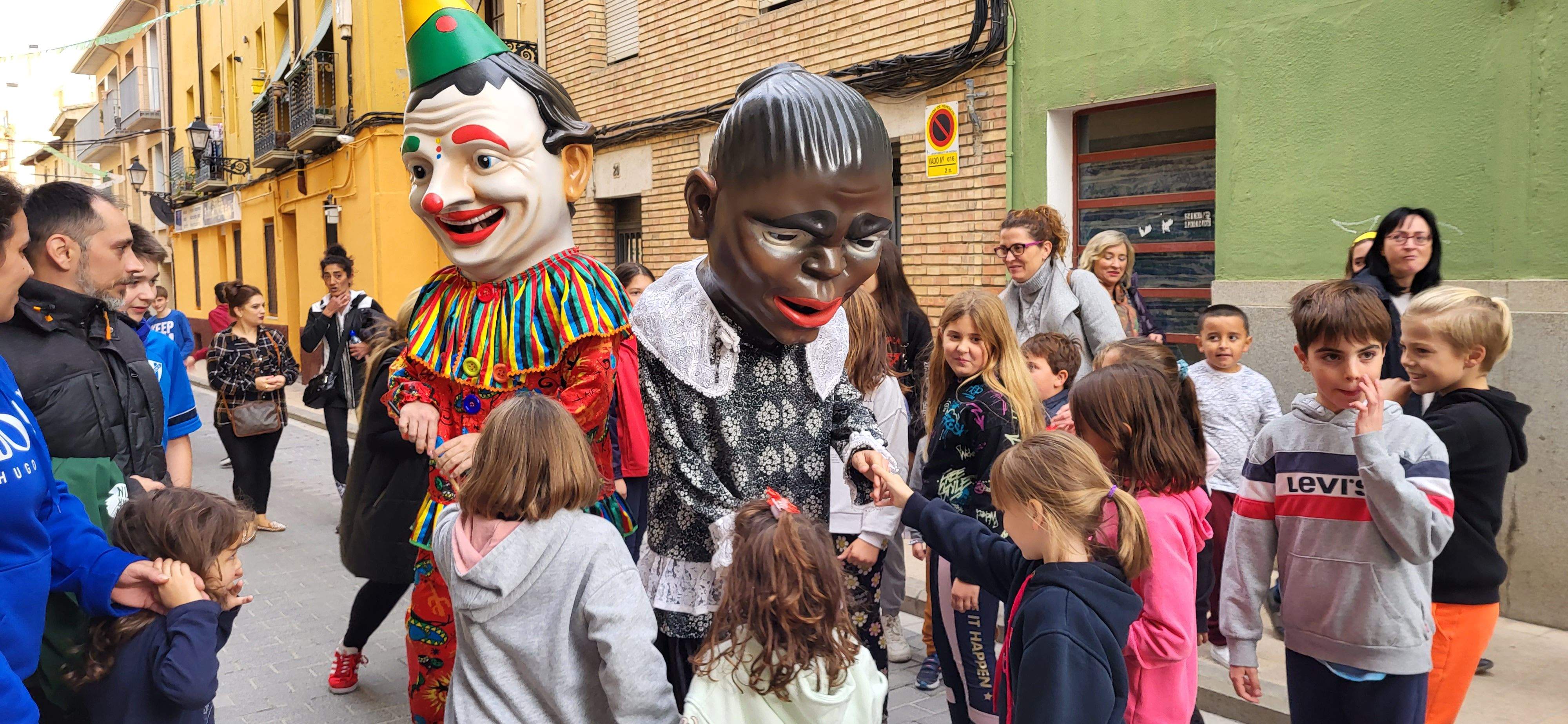  Primera salida del Payaso y la Abueleta por el barrio de San Martín . Foto: M. Manterola