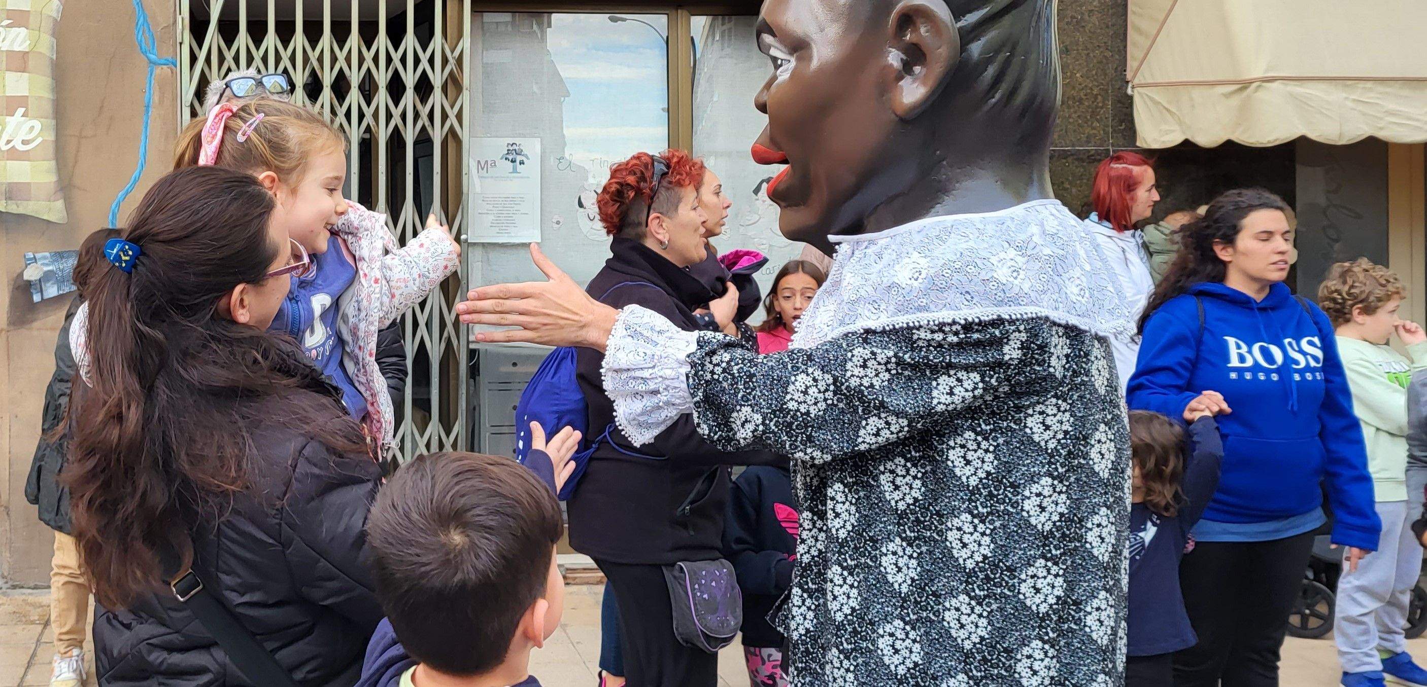  Primera salida del Payaso y la Abueleta por el barrio de San Martín . Foto: M. Manterola