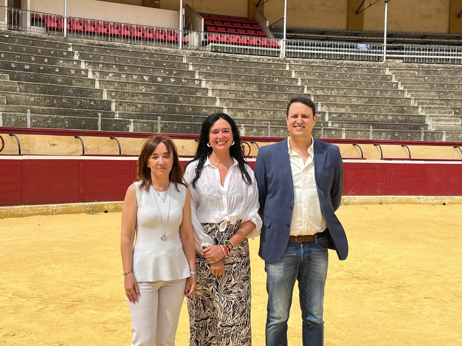 Gemma Allué, Lorena Orduna y Alberto García, tras la firma del contrato de organización de la Feria Taurina de San Lorenzo. Foto: Adrián Mora