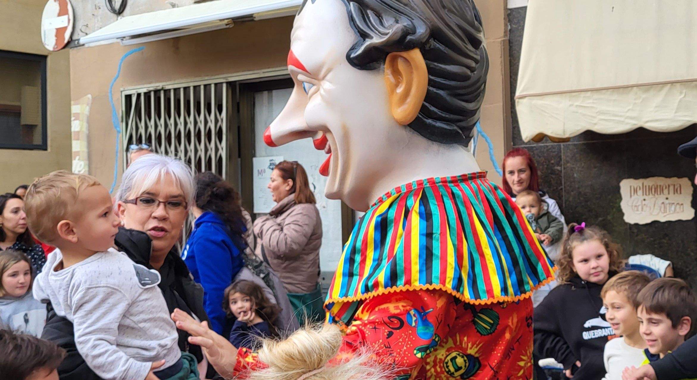  Primera salida del Payaso y la Abueleta por el barrio de San Martín . Foto: M. Manterola