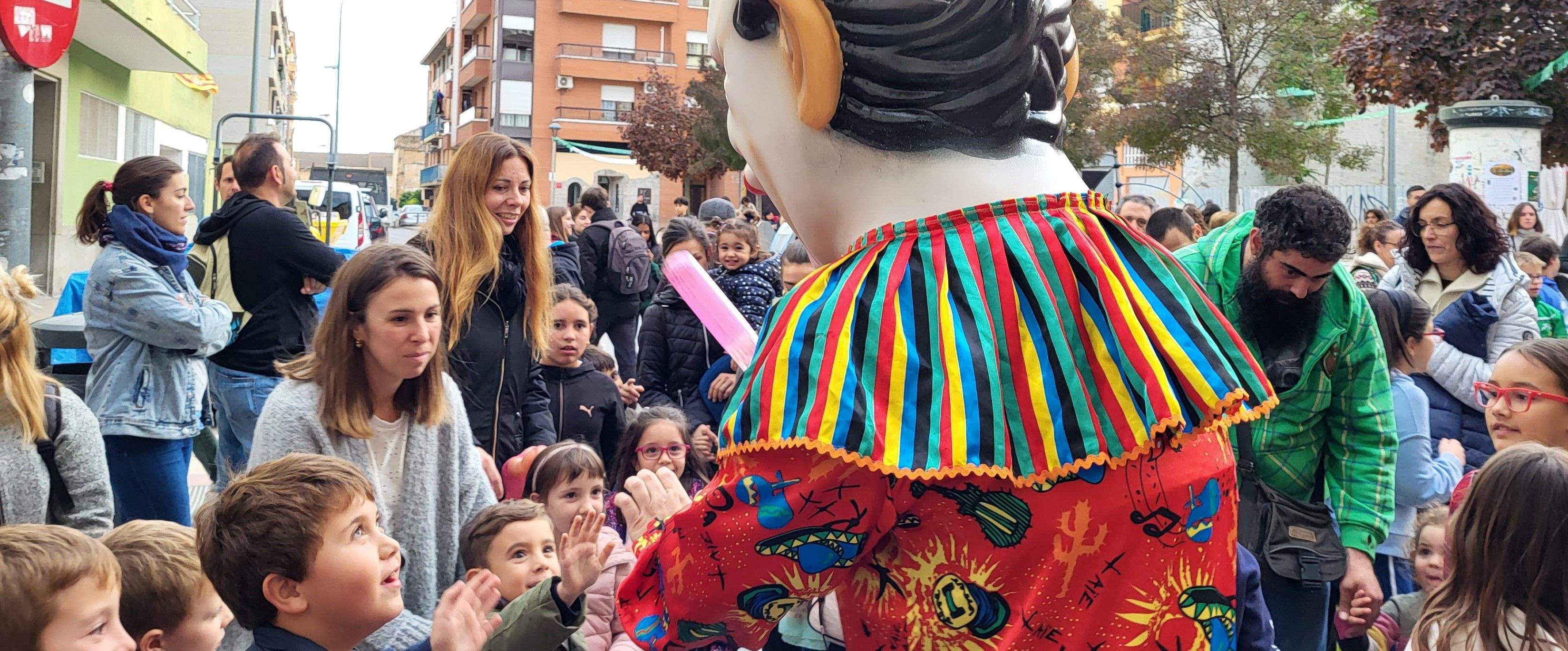  Primera salida del Payaso y la Abueleta por el barrio de San Martín . Foto: M. Manterola