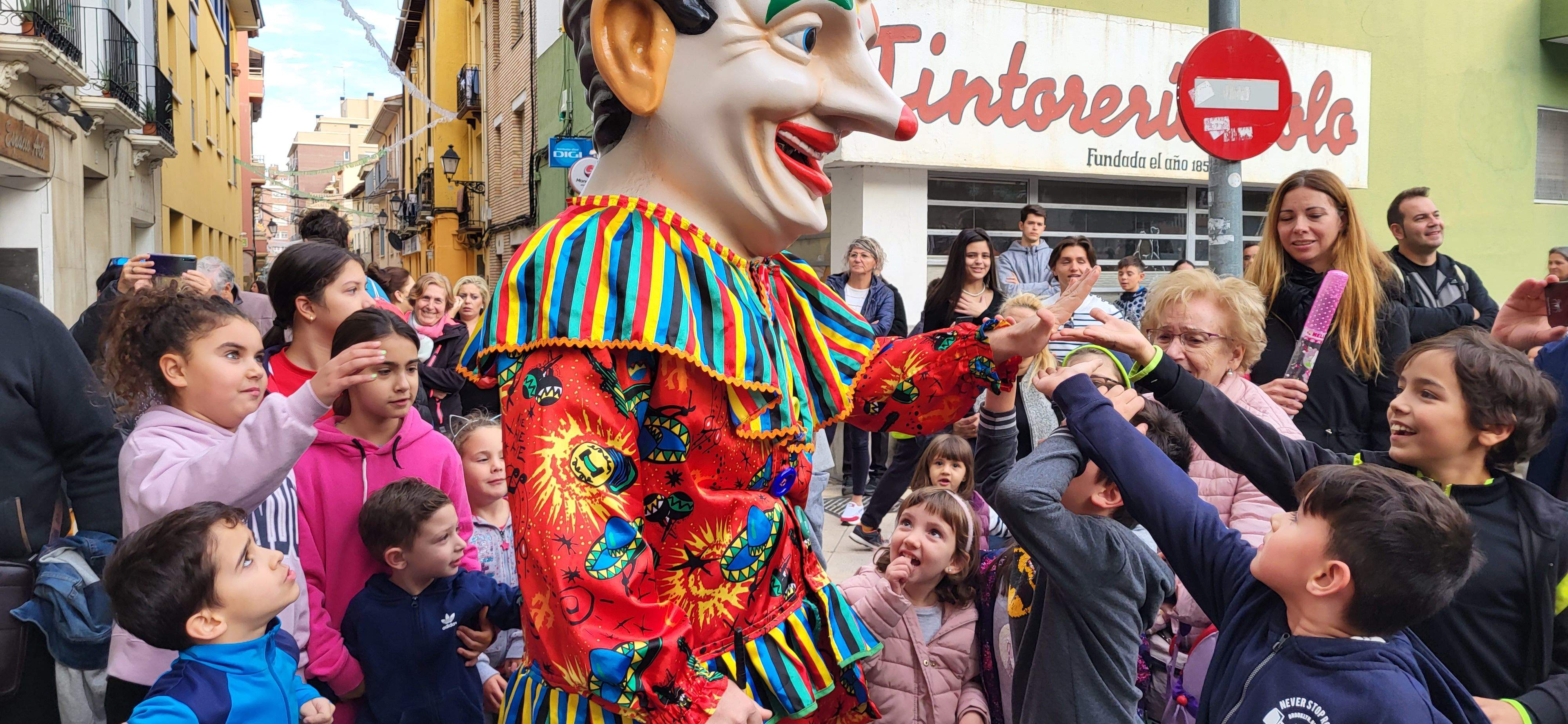  Primera salida del Payaso y la Abueleta por el barrio de San Martín . Foto: M. Manterola