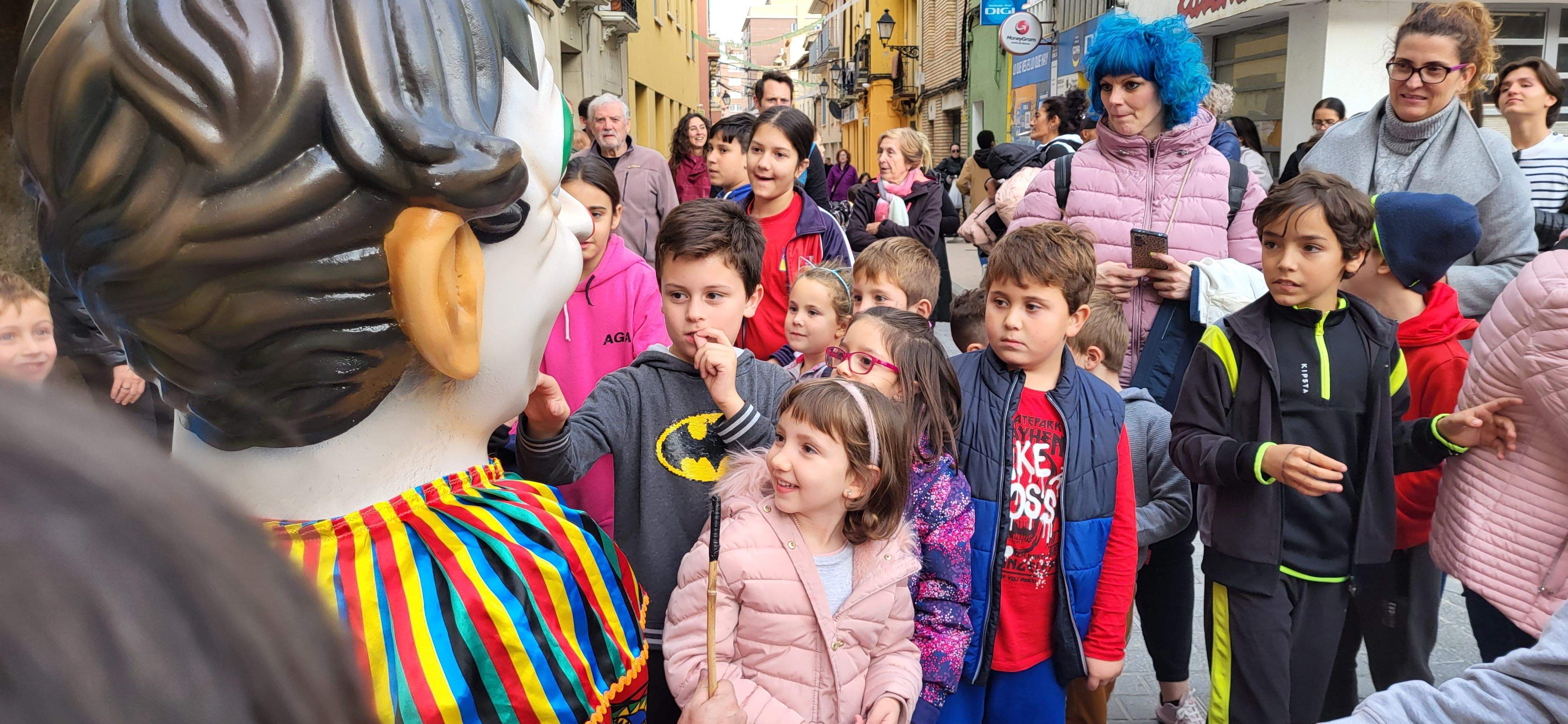  Primera salida del Payaso y la Abueleta por el barrio de San Martín . Foto: M. Manterola