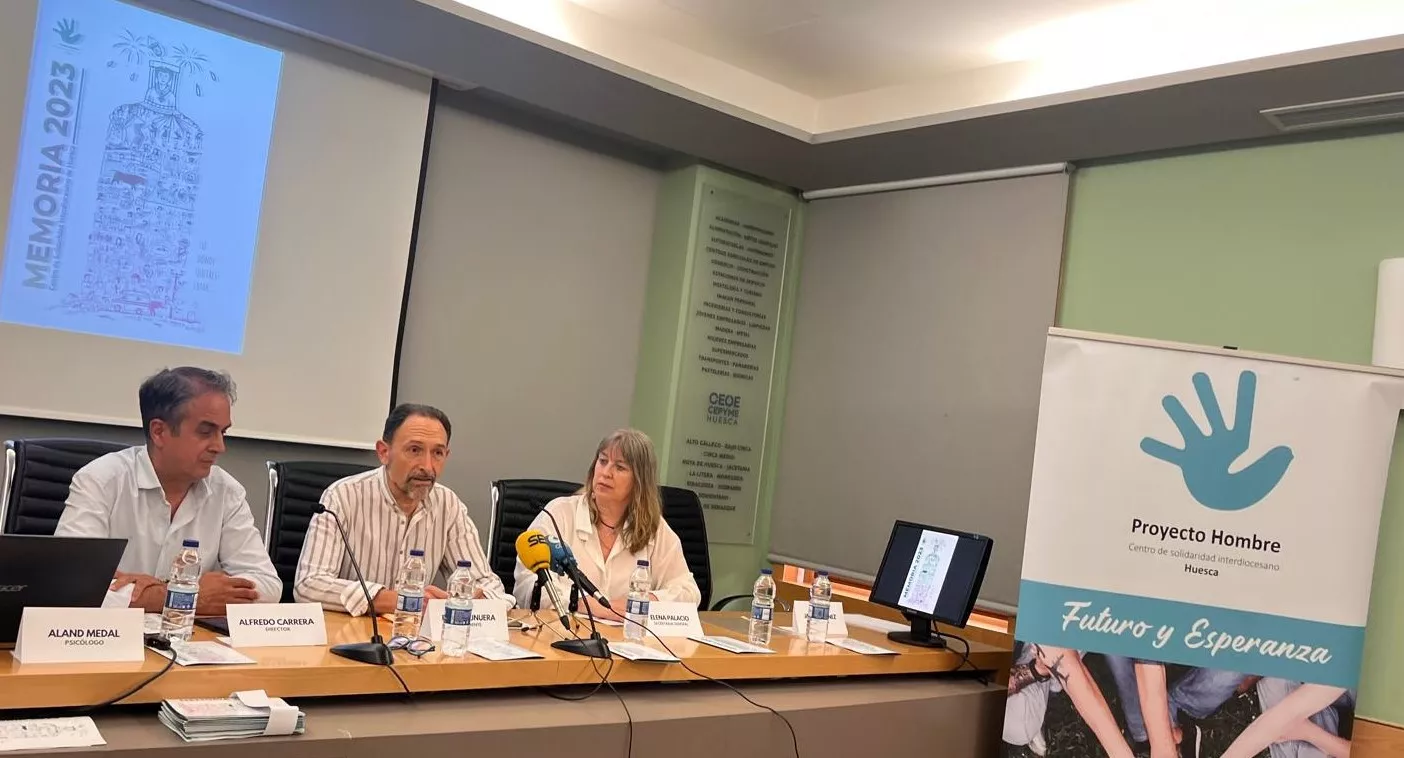 Alfredo Carrera, Felipe Munuera y Elena Palacio en la presentación de la memoria de Proyecto Hombre. Foto Mercedes Manterola