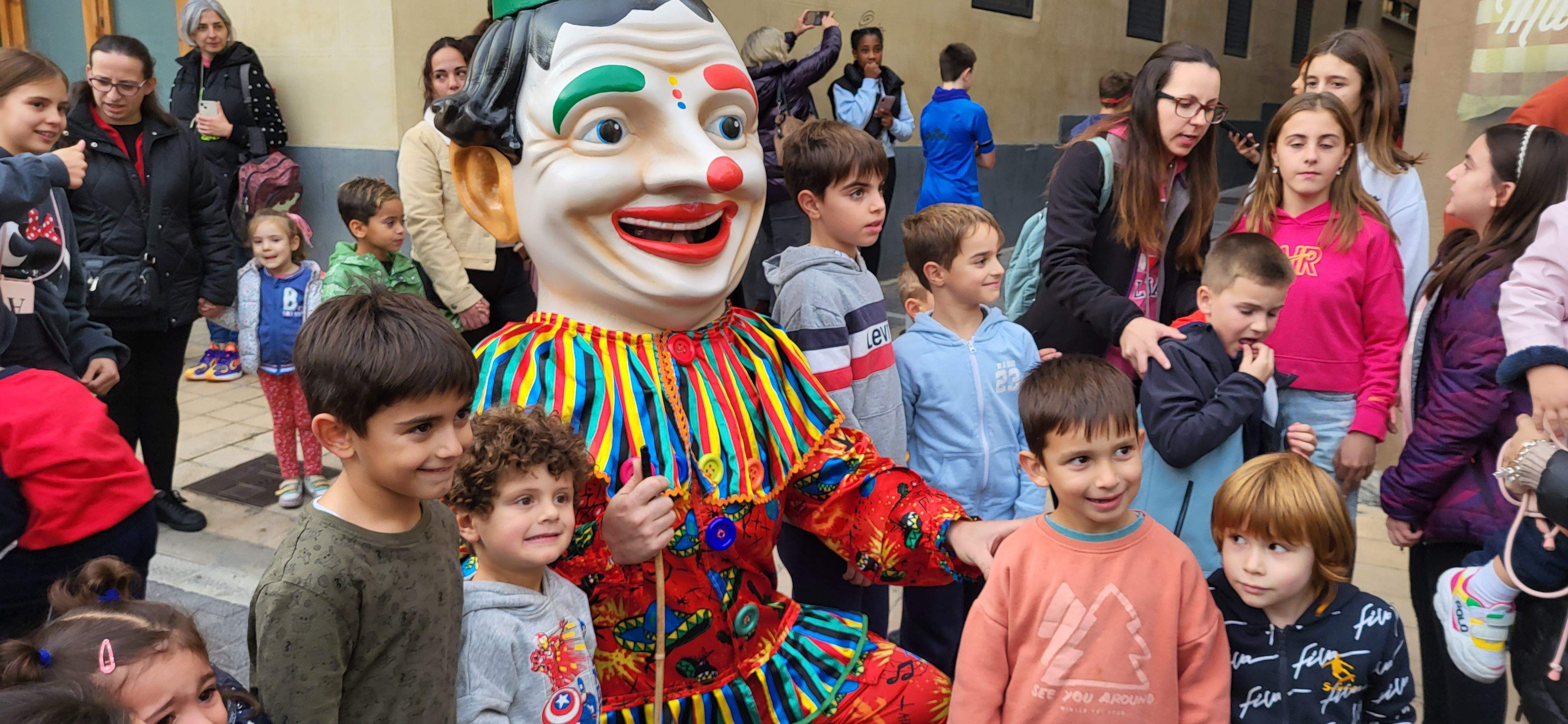  Primera salida del Payaso y la Abueleta por el barrio de San Martín . Foto: M. Manterola