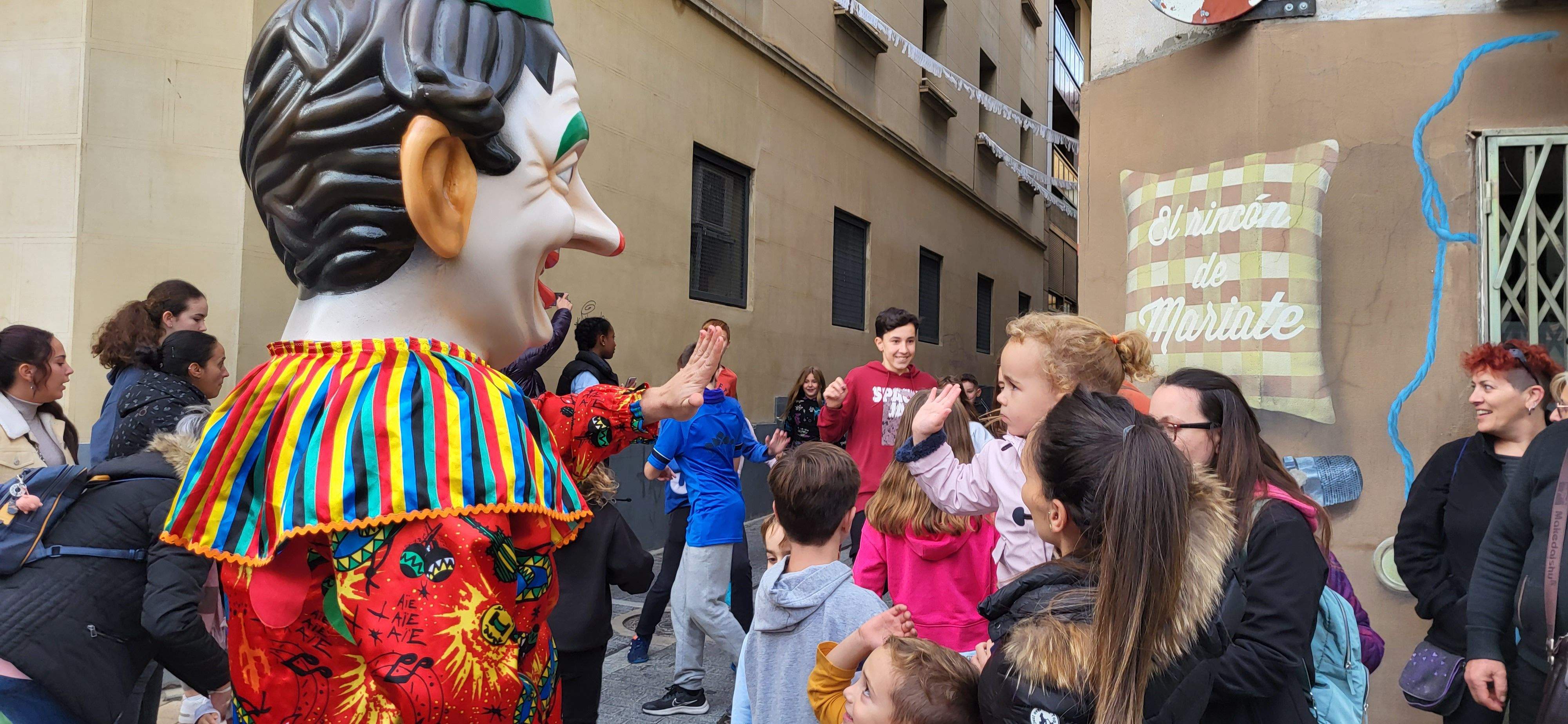  Primera salida del Payaso y la Abueleta por el barrio de San Martín . Foto: M. Manterola
