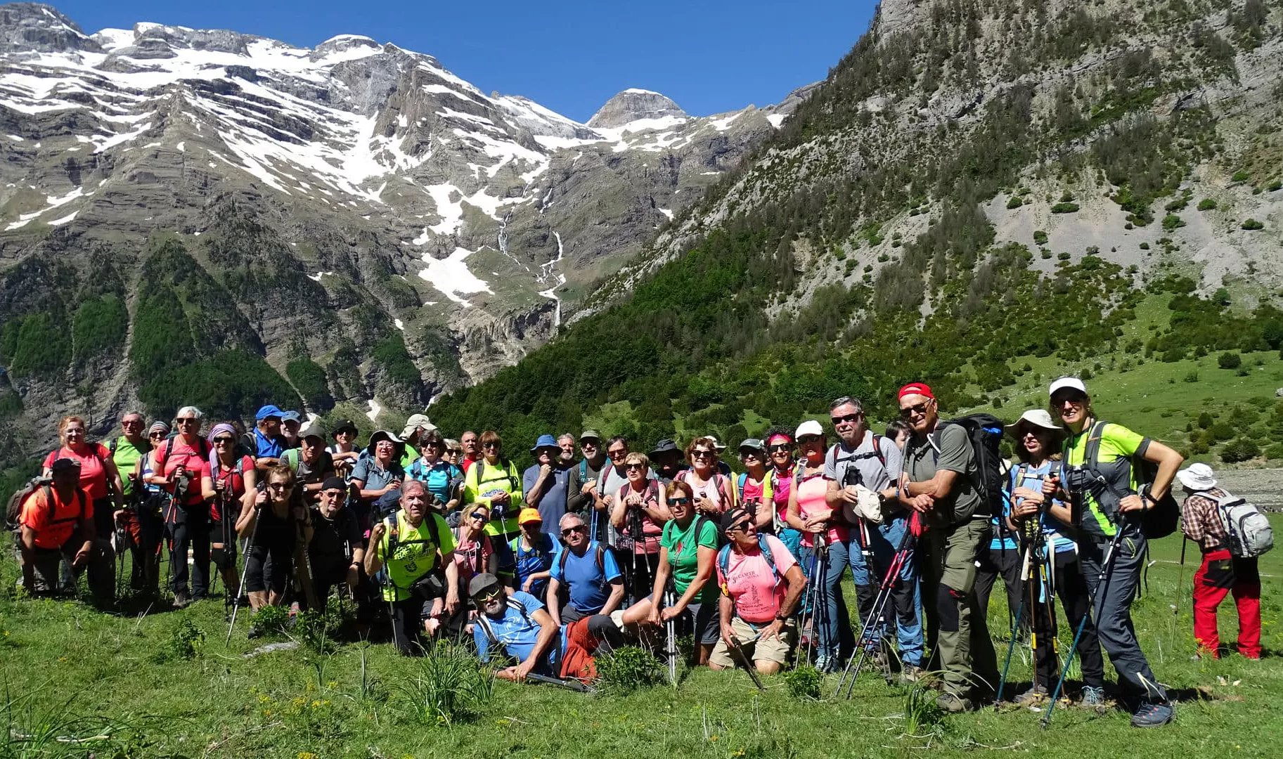 El grupo de 54 senderistas por el valle de Pineta. 