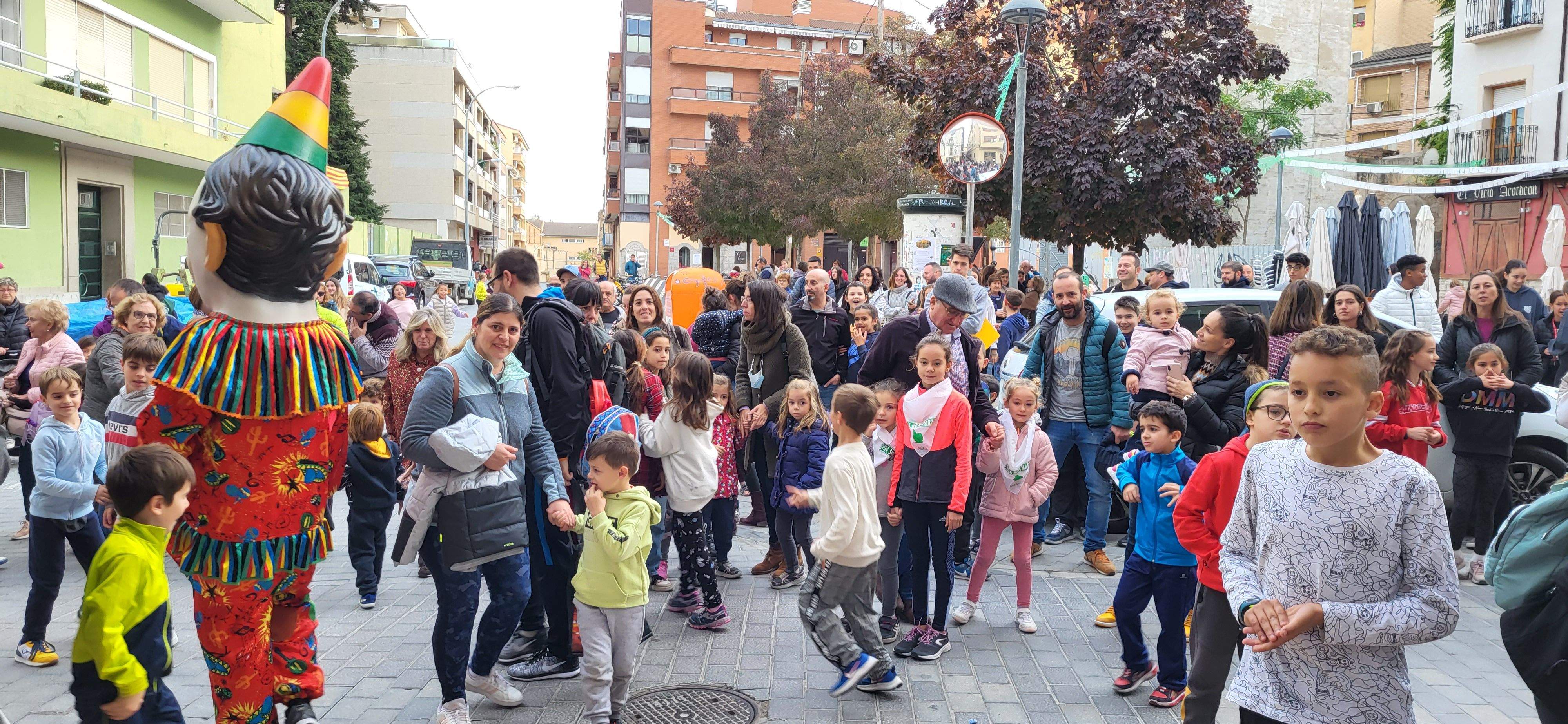  Primera salida del Payaso y la Abueleta por el barrio de San Martín . Foto: M. Manterola