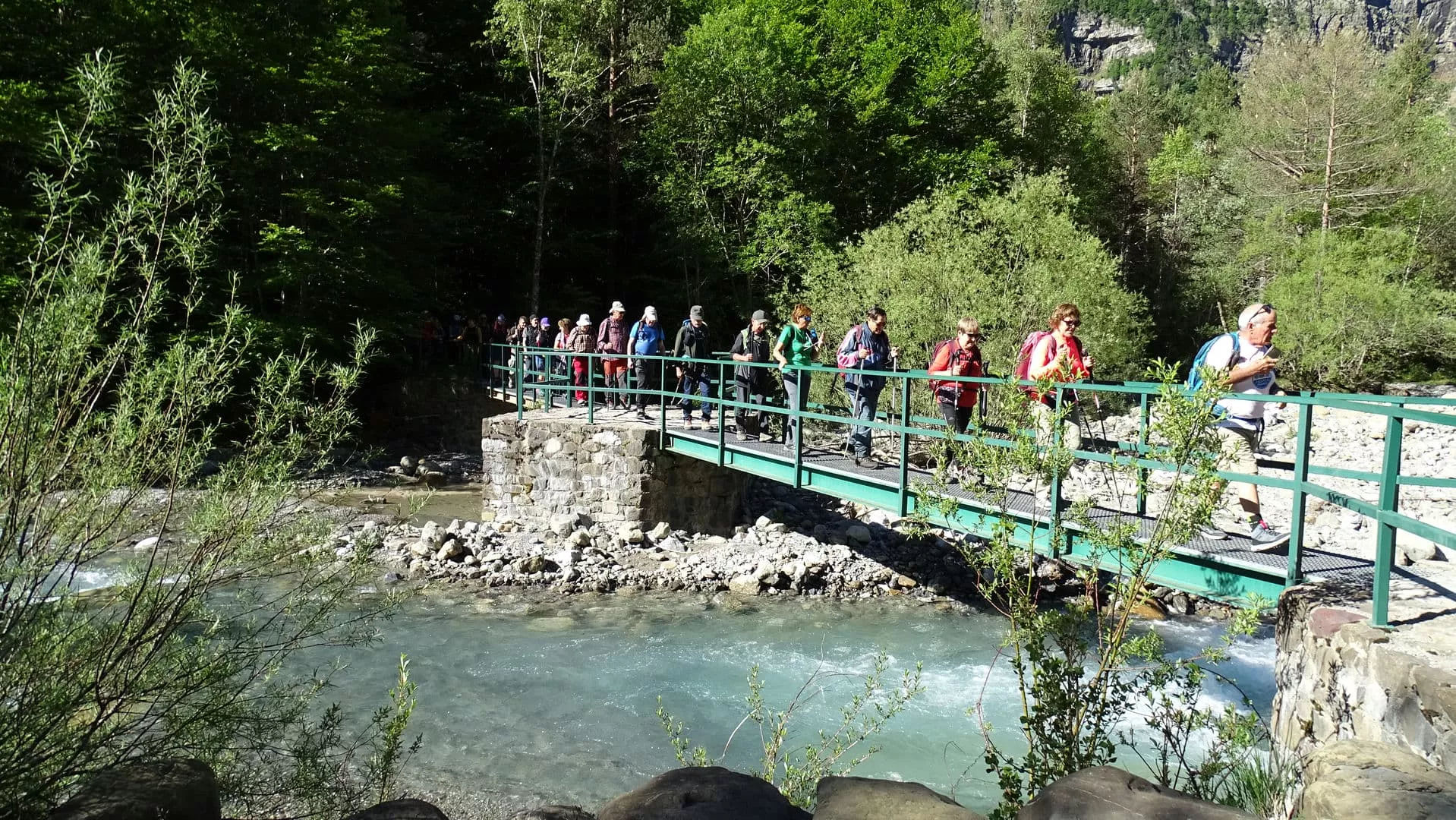 Cruzando el Cinca. Foto Alfredo Zazo