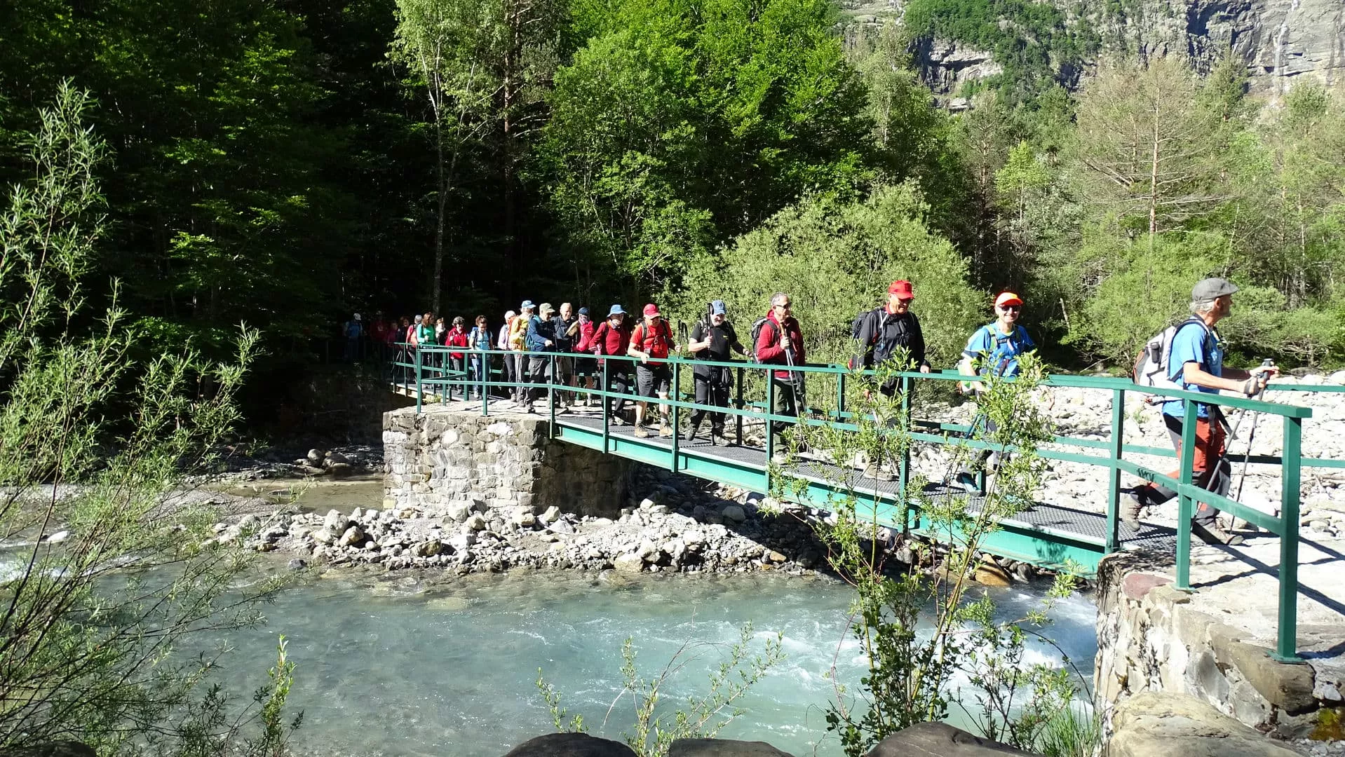 Cruzando el Cinca. Foto Alfredo Zazo