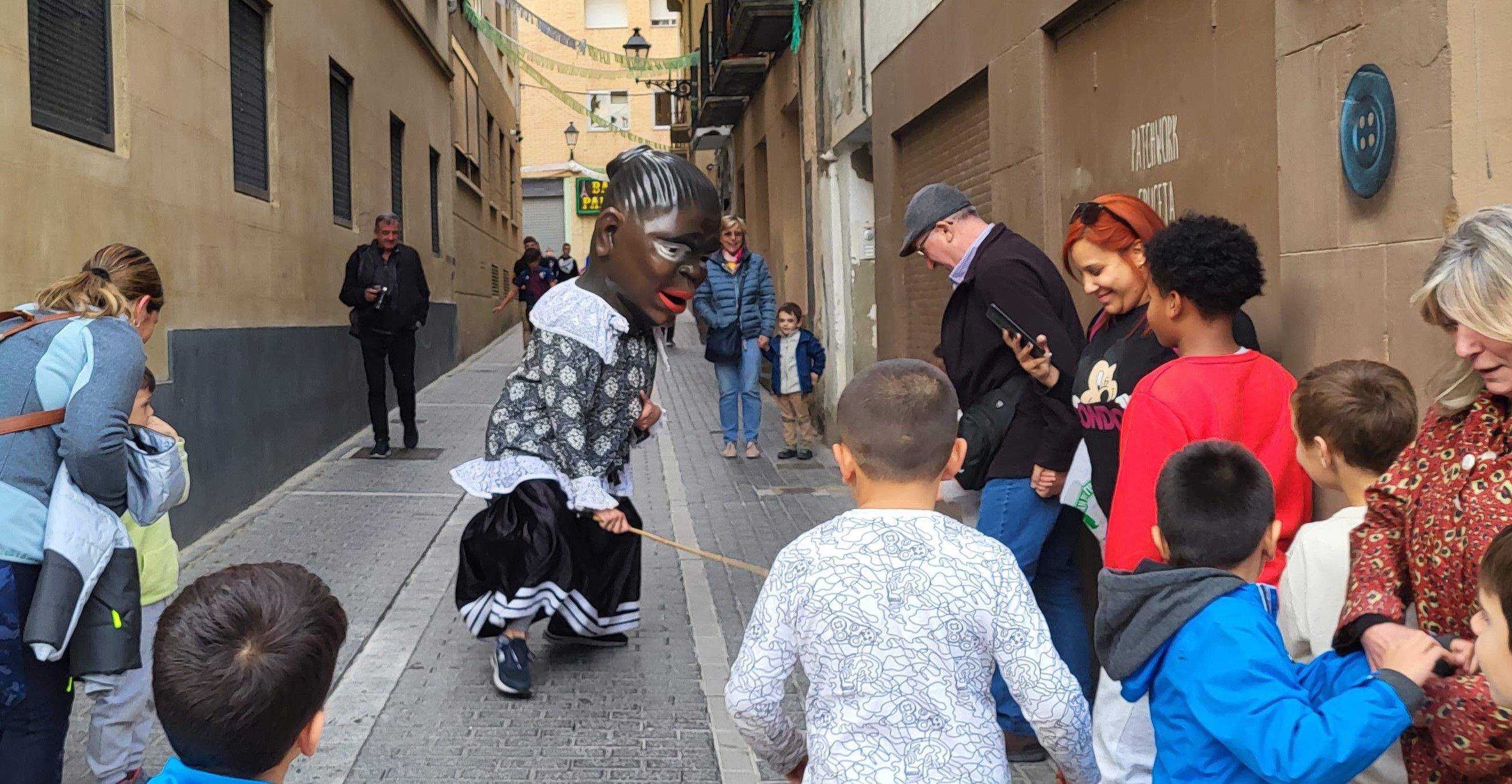  Primera salida del Payaso y la Abueleta por el barrio de San Martín . Foto: M. Manterola