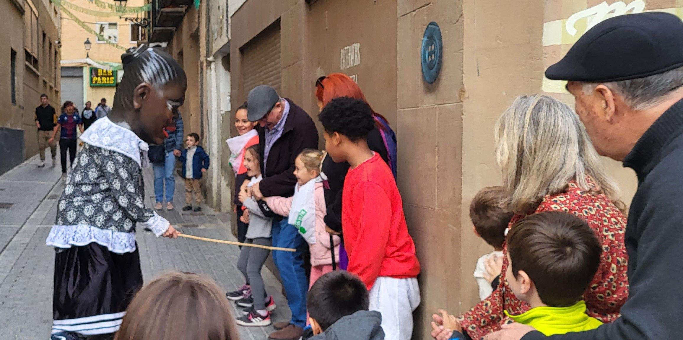  Primera salida del Payaso y la Abueleta por el barrio de San Martín . Foto: M. Manterola