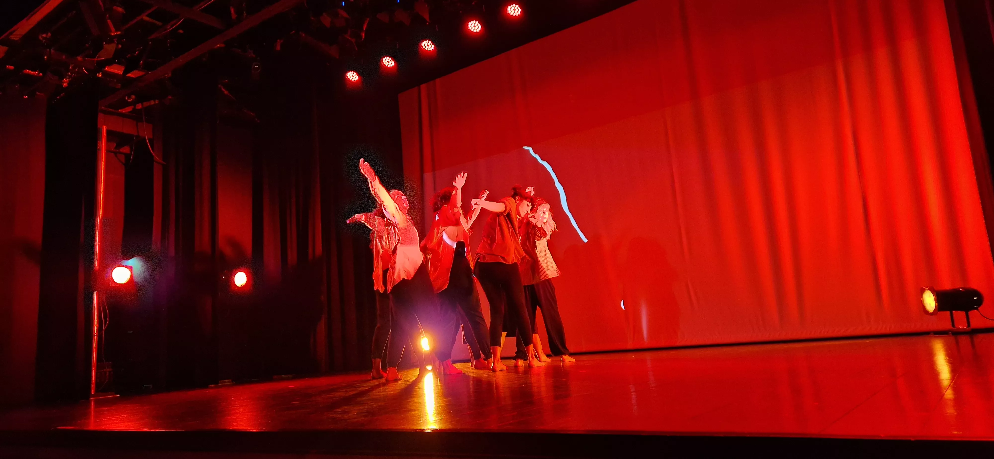 Grupos de danza contemporánea de Nuria Bolea en la Muestra Joven. Foto Myriam Martínez 