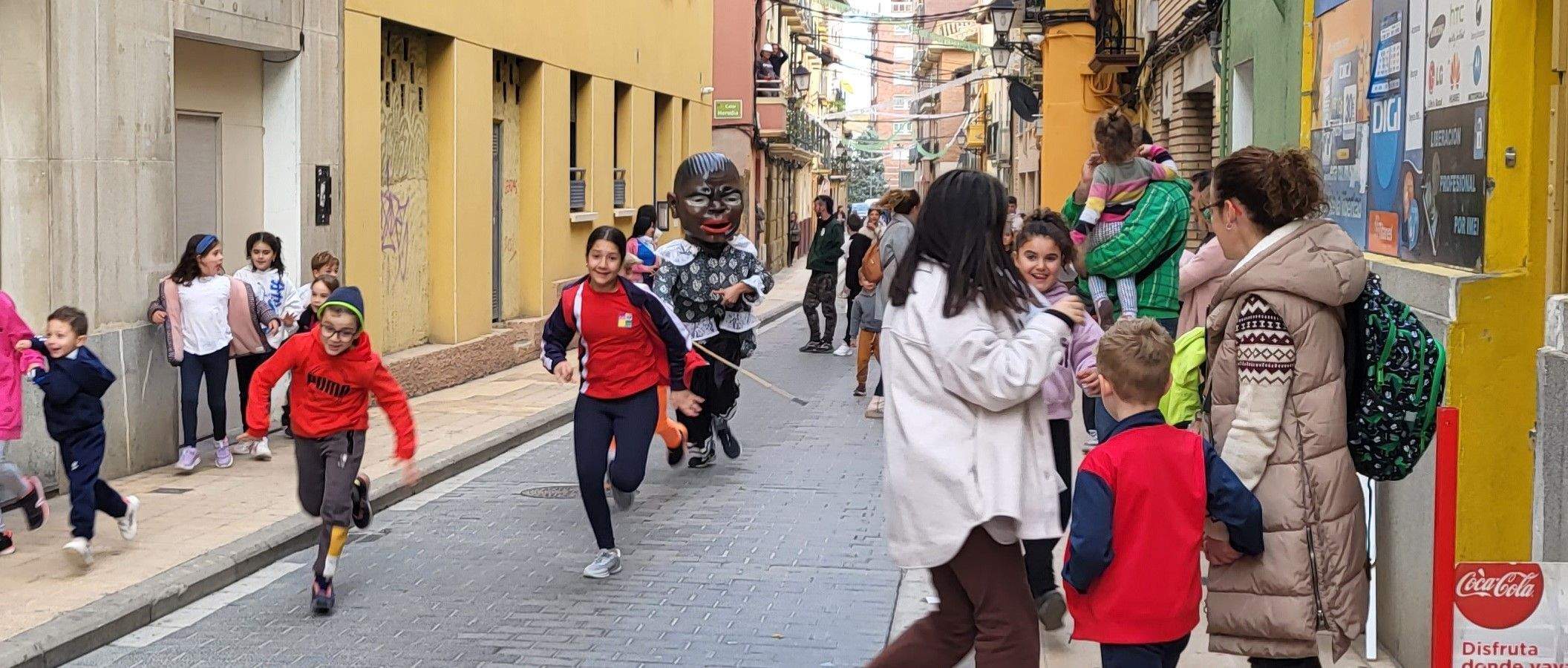  Primera salida del Payaso y la Abueleta por el barrio de San Martín . Foto: M. Manterola