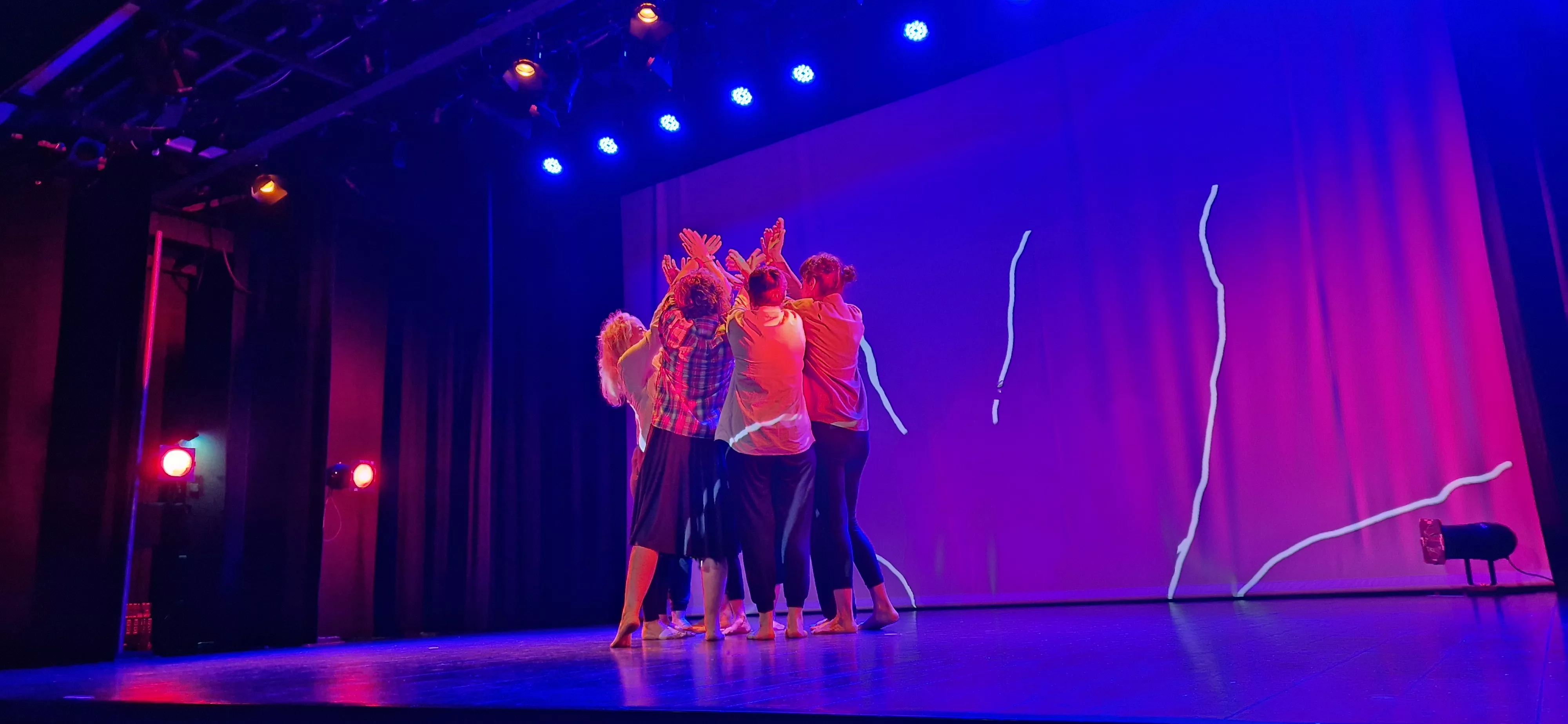 Grupos de danza contemporánea de Nuria Bolea en la Muestra Joven. Foto Myriam Martínez 