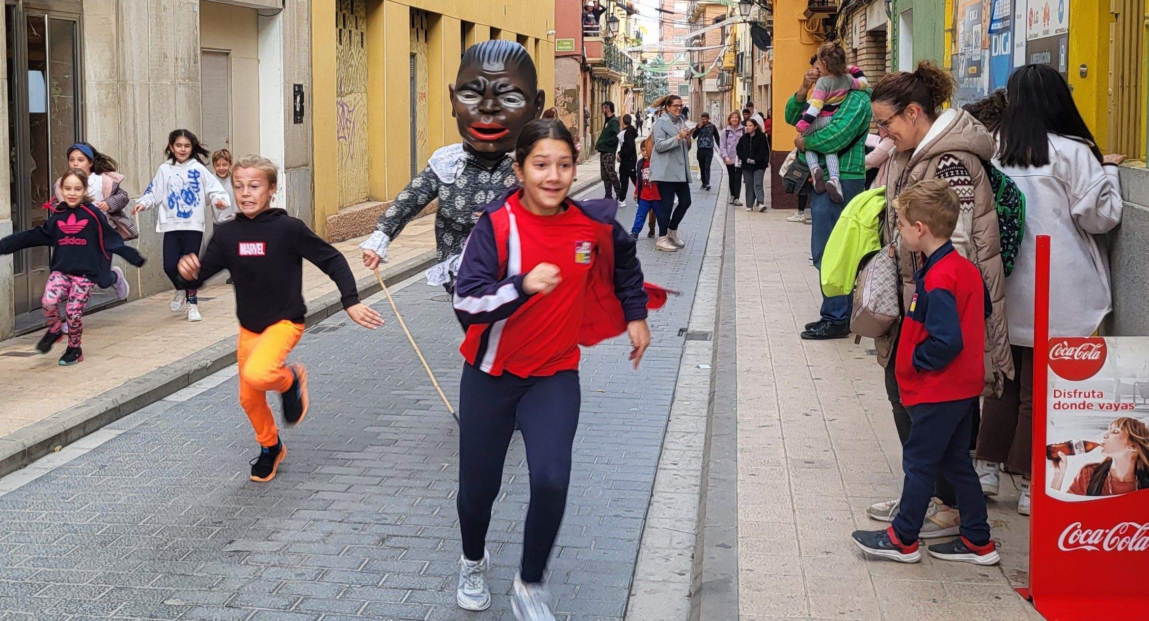  Primera salida del Payaso y la Abueleta por el barrio de San Martín . Foto: M. Manterola