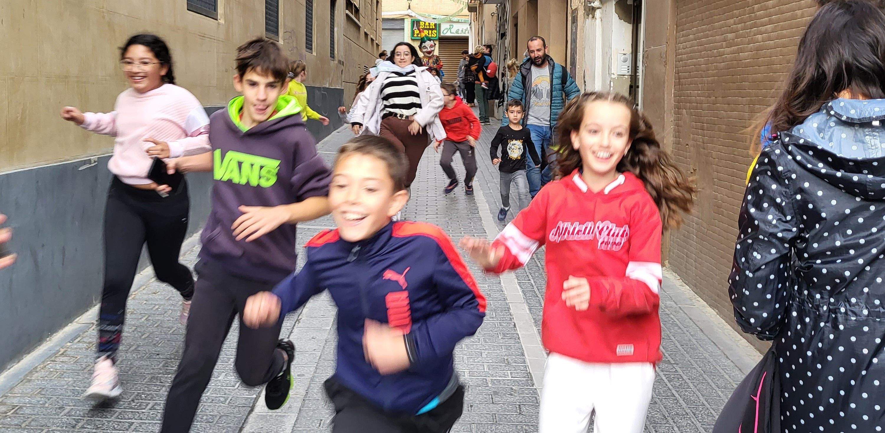  Primera salida del Payaso y la Abueleta por el barrio de San Martín . Foto: M. Manterola