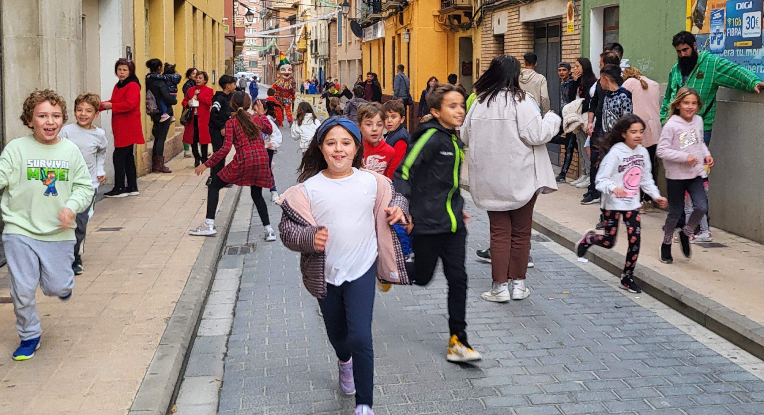  Primera salida del Payaso y la Abueleta por el barrio de San Martín . Foto: M. Manterola