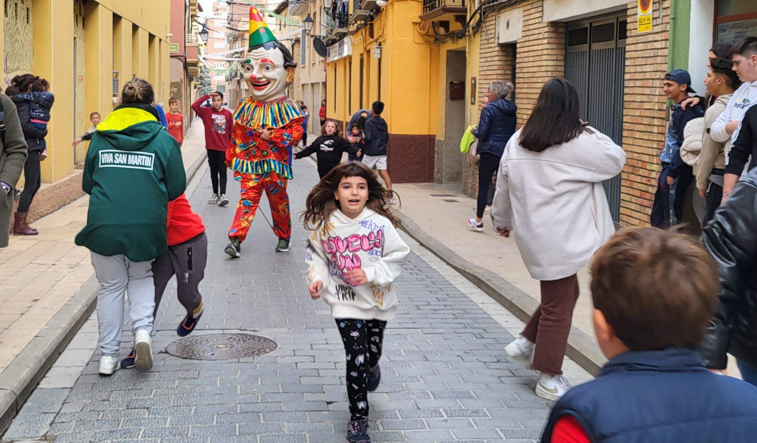  Primera salida del Payaso y la Abueleta por el barrio de San Martín . Foto: M. Manterola