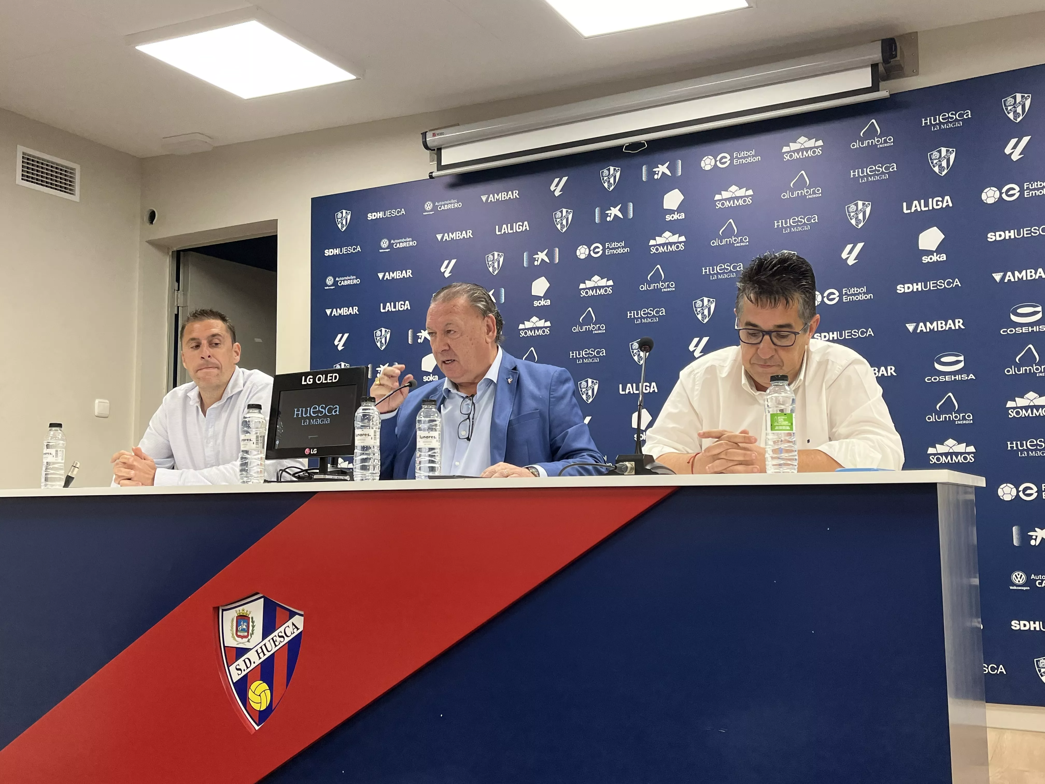 Carlos Santolaria, Agustín Lasaosa y Javier Cruz, este miércoles en la comparecencia del presidente. Foto: Adrián Mora