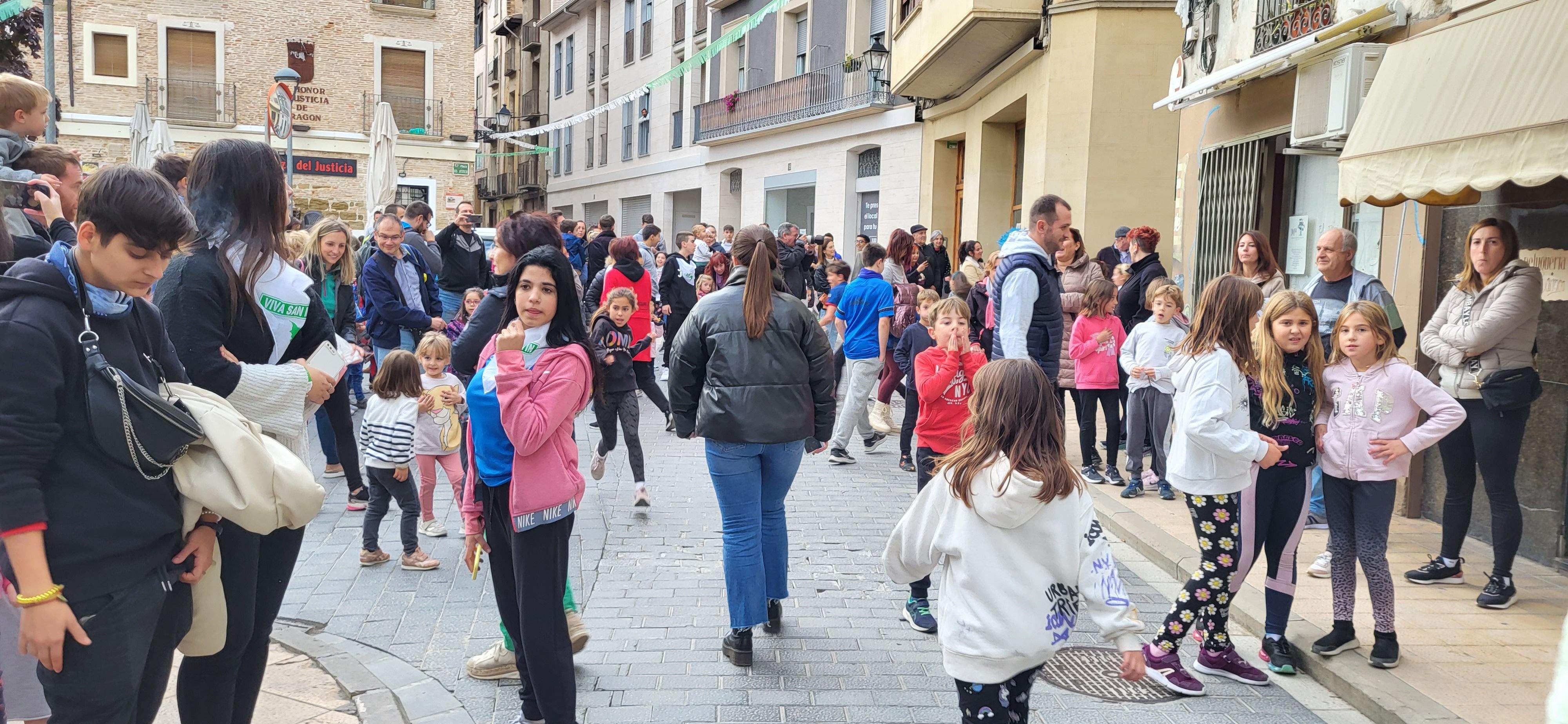  Primera salida del Payaso y la Abueleta por el barrio de San Martín . Foto: M. Manterola