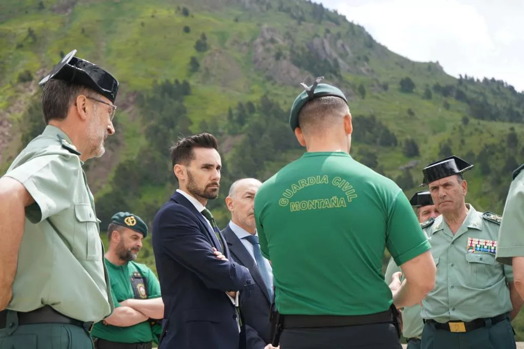 Rafael Pérez en su visita al Centro de Adiestramientos Específicos de Montaña y al Servicio de Montaña de la Guardia Civil.