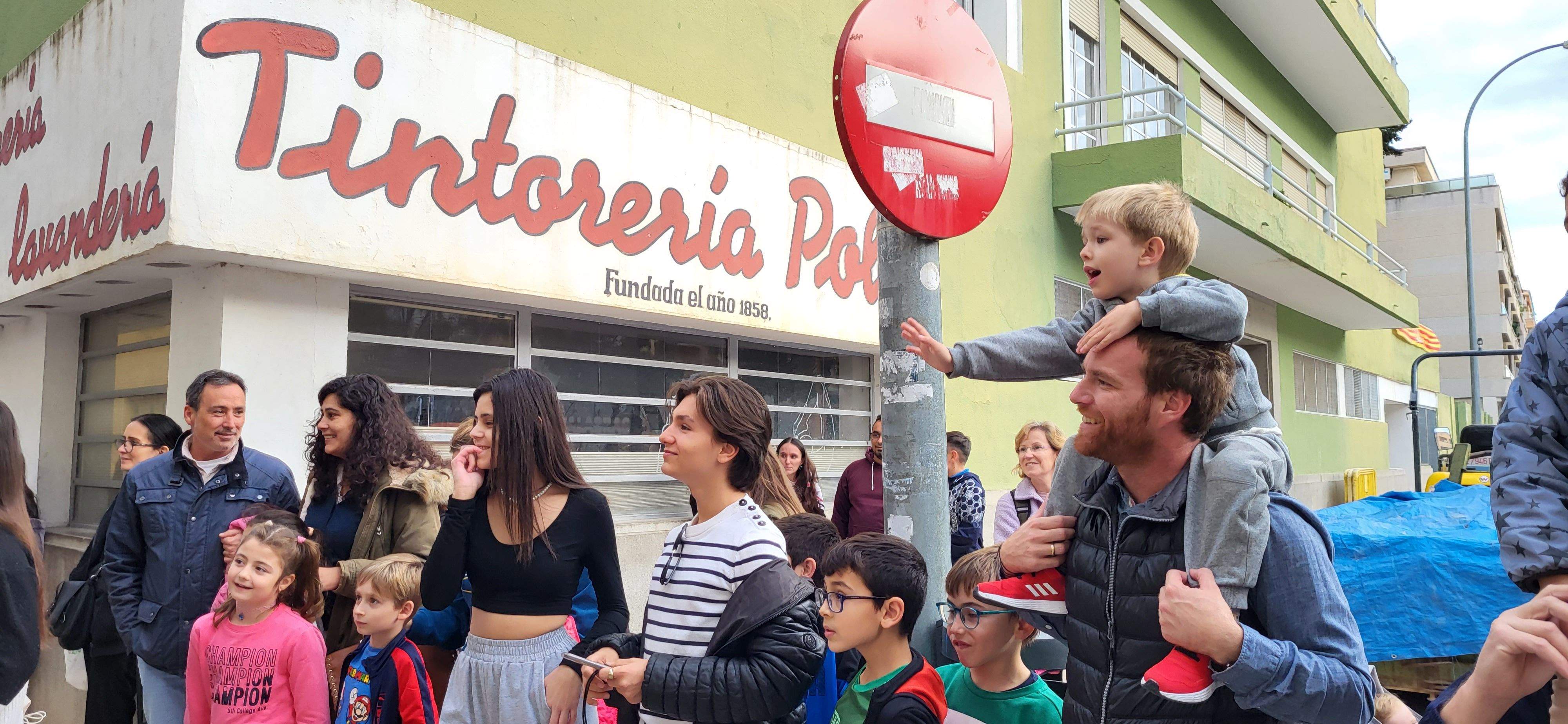  Primera salida del Payaso y la Abueleta por el barrio de San Martín . Foto: M. Manterola