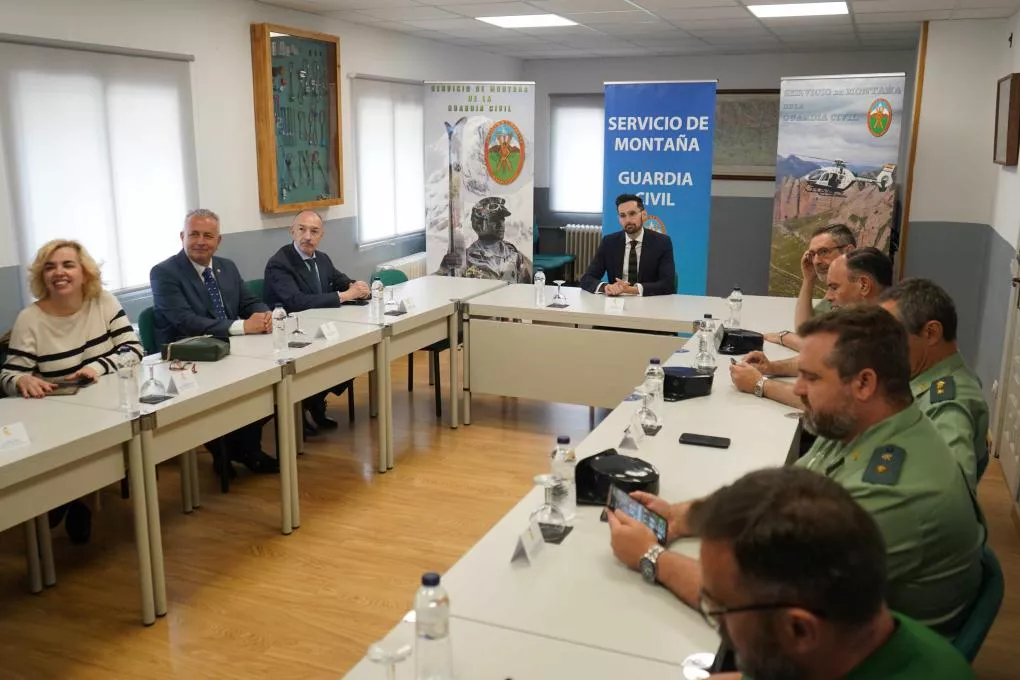 Rafael Pérez en su visita al Centro de Adiestramientos Específicos de Montaña y al Servicio de Montaña de la Guardia Civil.