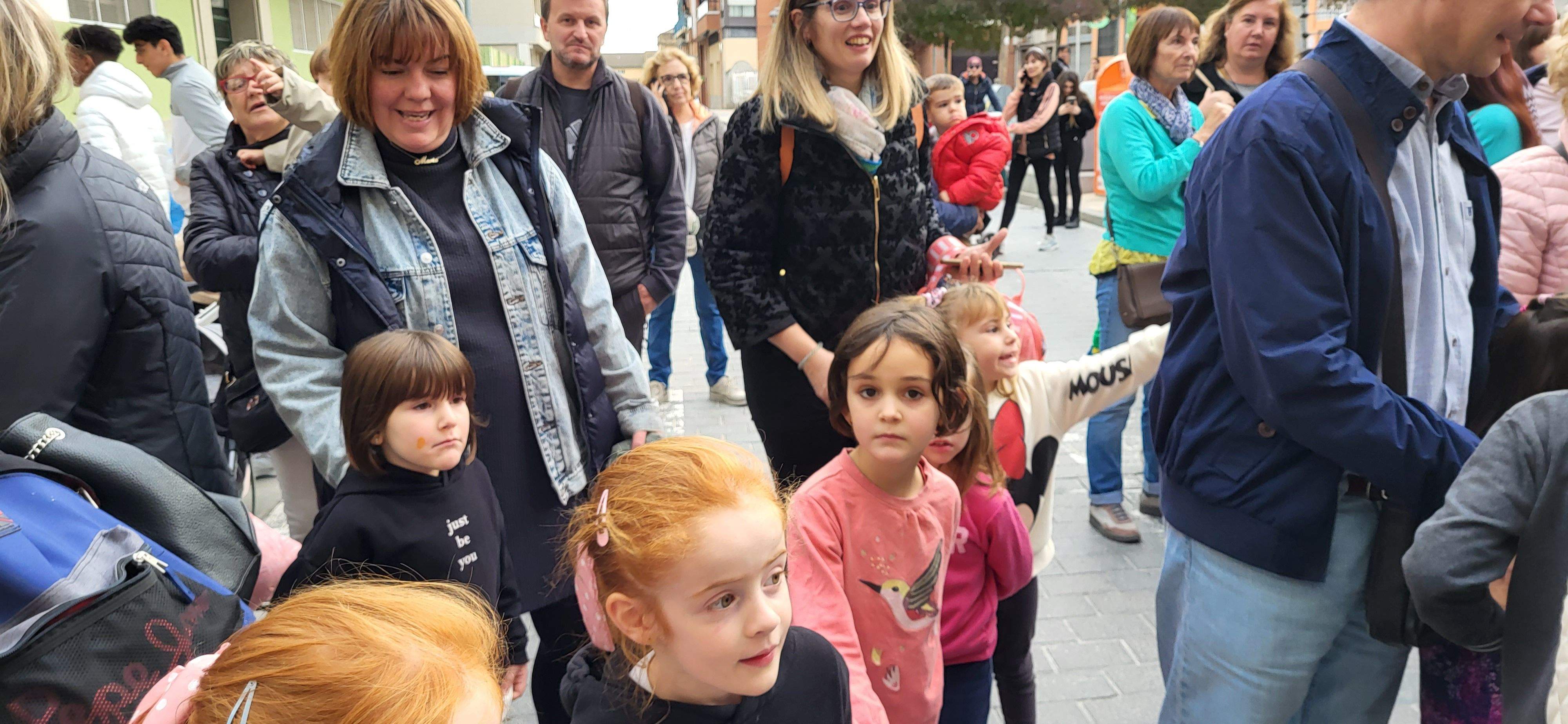 Primera salida del Payaso y la Abueleta por el barrio de San Martín . Foto: M. Manterola
