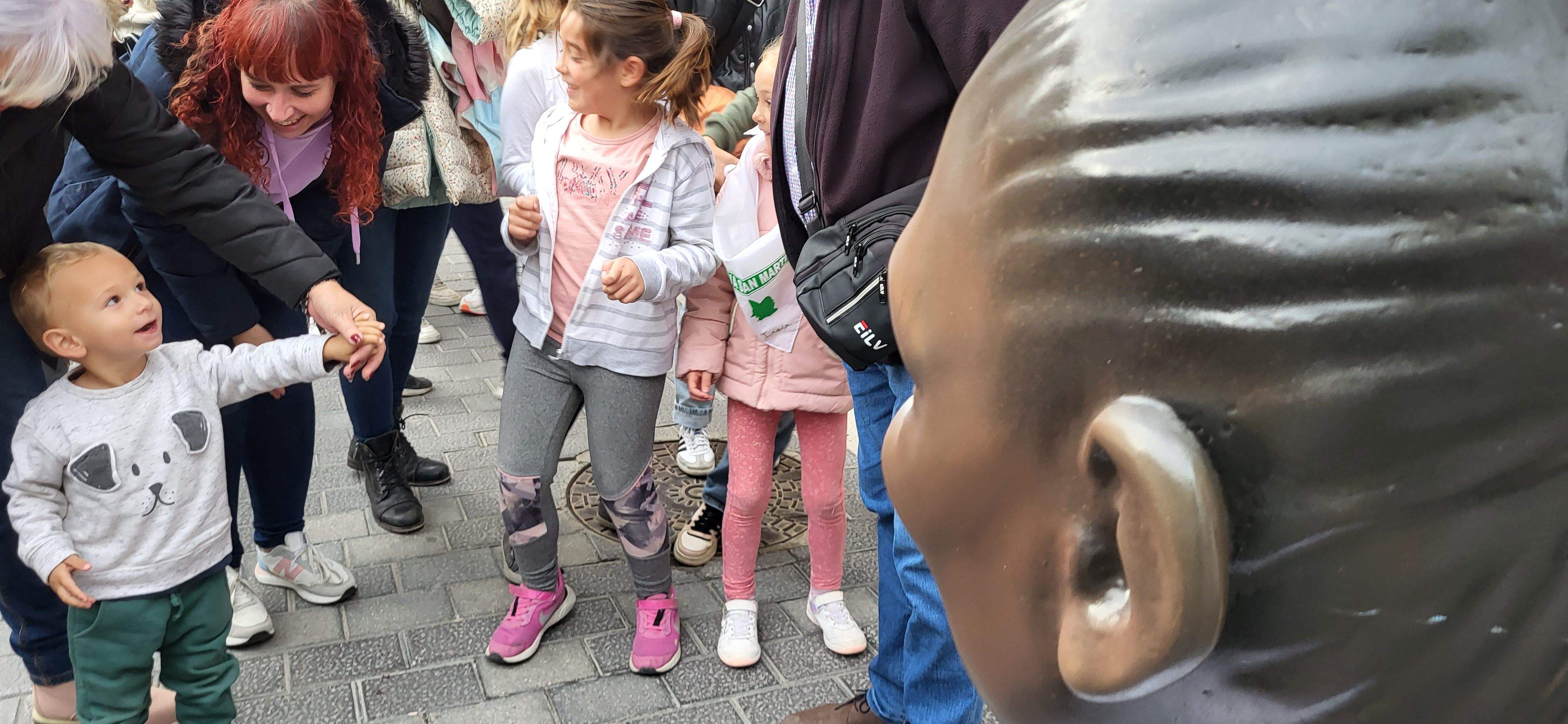 Primera salida del Payaso y la Abueleta por el barrio de San Martín . Foto: M. Manterola