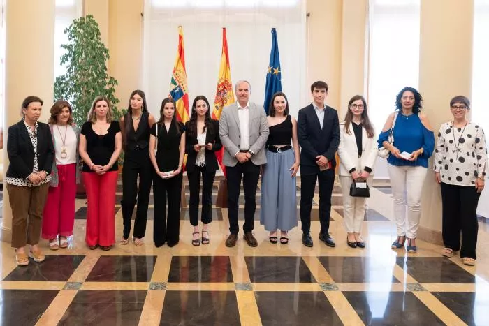 El presidente Azcón recibe a los alumnos con las mejores notas de la Evau en Aragón. Foto Fabián Simón