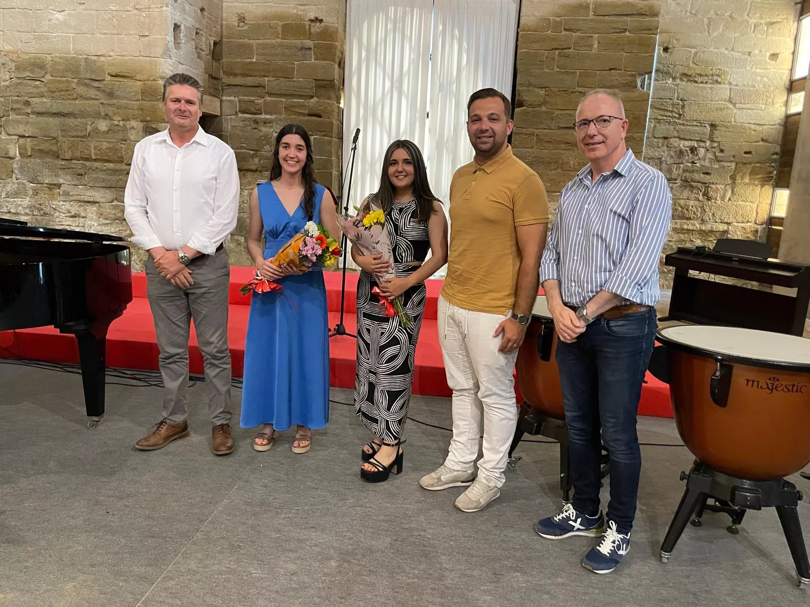 Esther Villagrasa y Paula Parladé, con el alcalde, el concejal de Cultura, David Casanova, y el director del Conservatorio, Javier Lanao.