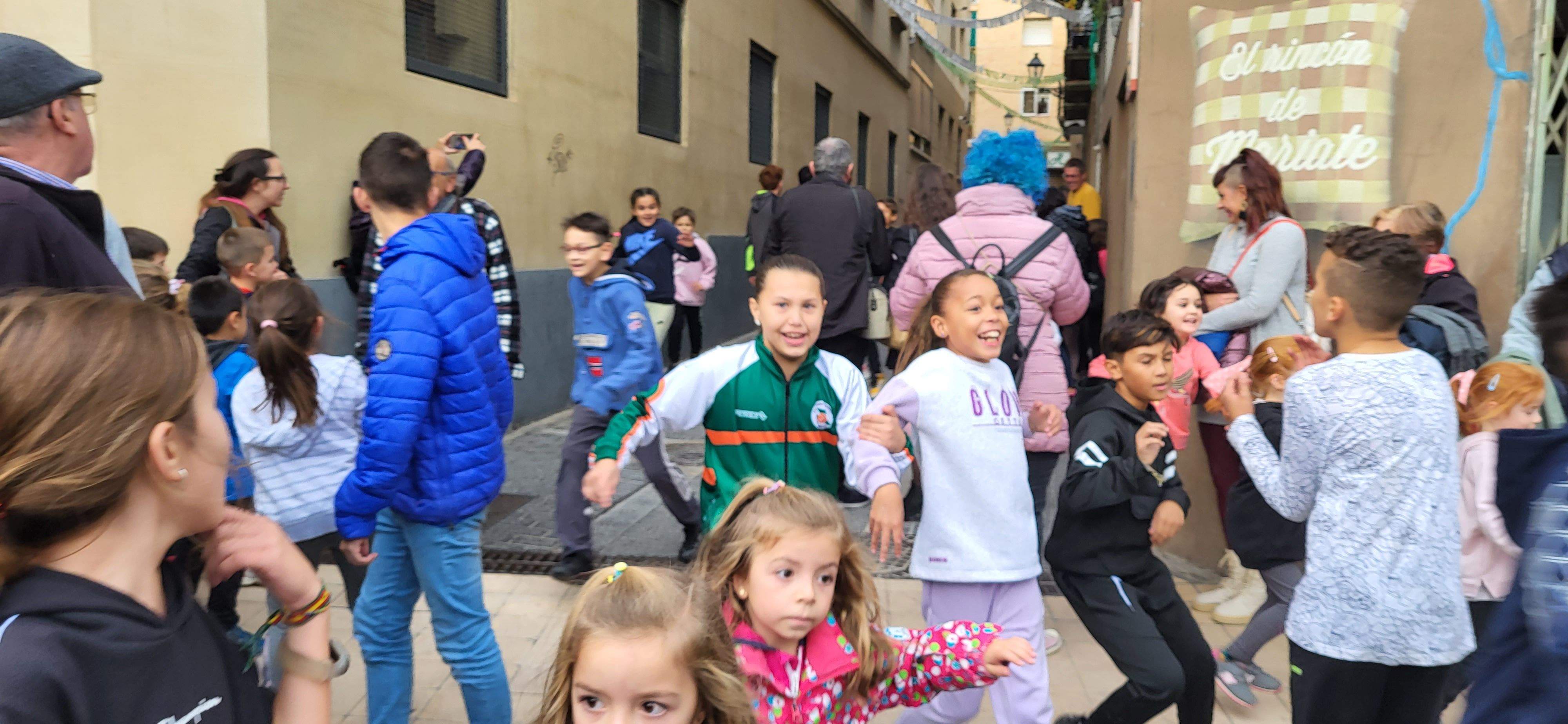  Primera salida del Payaso y la Abueleta por el barrio de San Martín . Foto: M. Manterola